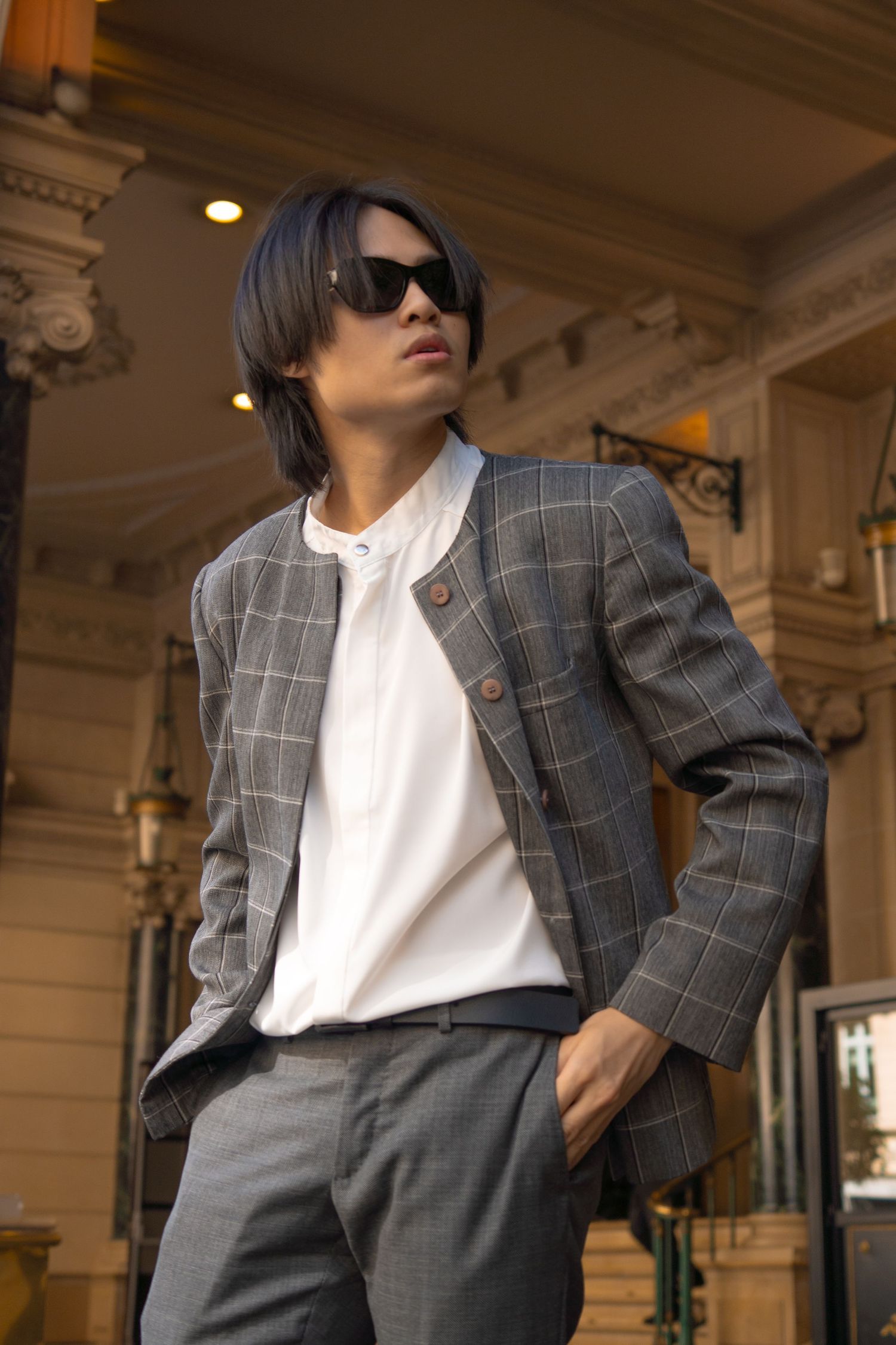 Photographie Mode / Portrait homme en extérieur devant un hôtel cinq étoiles dans Paris.