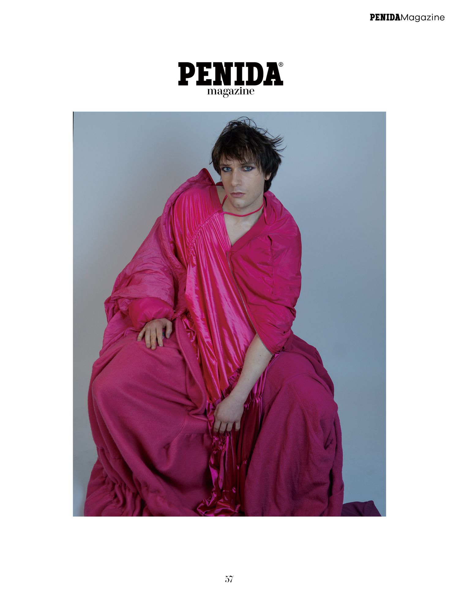 Image de mode éditoriale mettant en vedette un tissu rose spectaculaire drapé autour du modèle pour le magazine PENIDA.