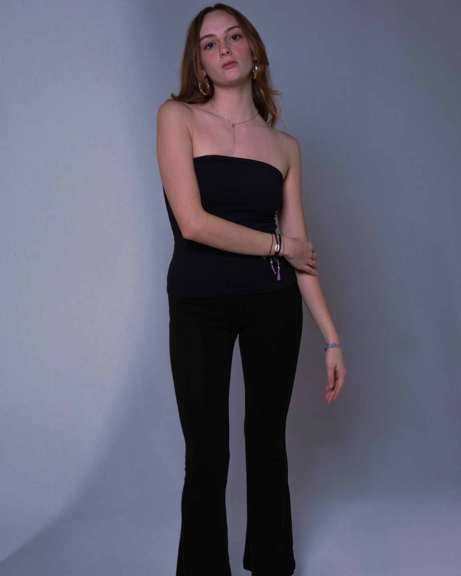 Photographie mode / portrait en studio sur paris lors de l'évènement Icastt mettant en avant la modèle dans des tons froids et sombre.