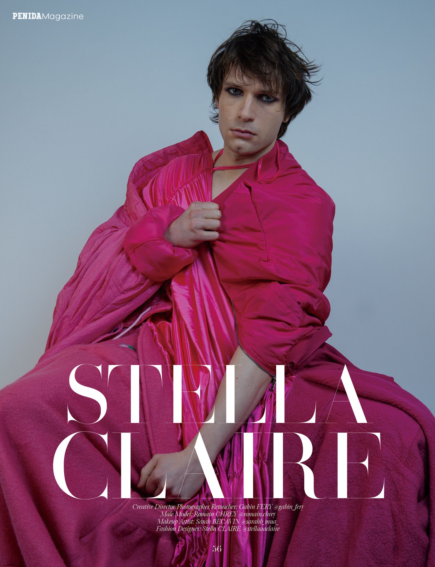 Photo de mode éditoriale mettant en vedette une robesurdimensionné rose vif sur fond bleu clair pour le magazine PENIDA.