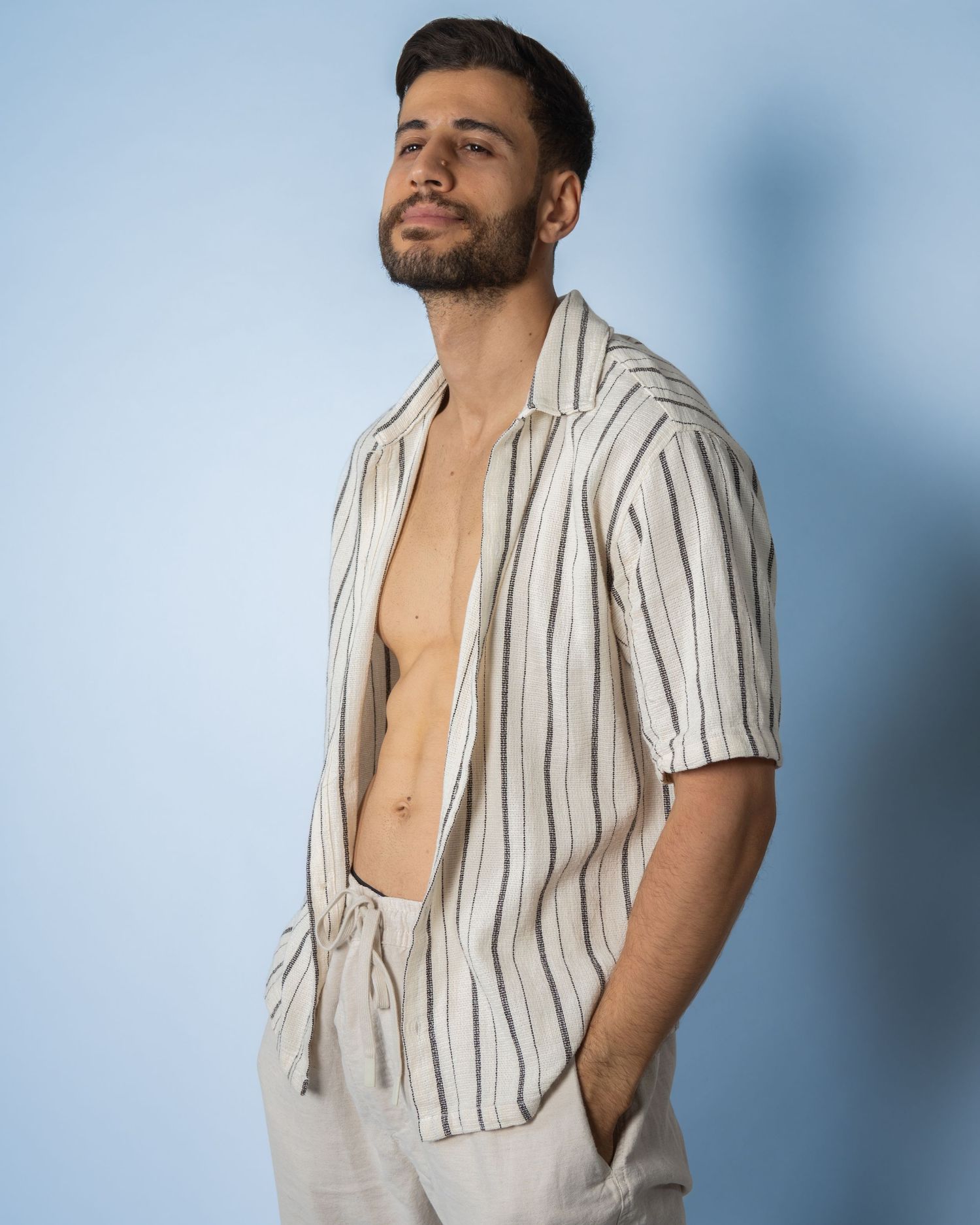 Photographie mode / portrait en studio sur paris lors de l'évènement Icastt mettant en avant le modèle dans des tons froids et sombre.