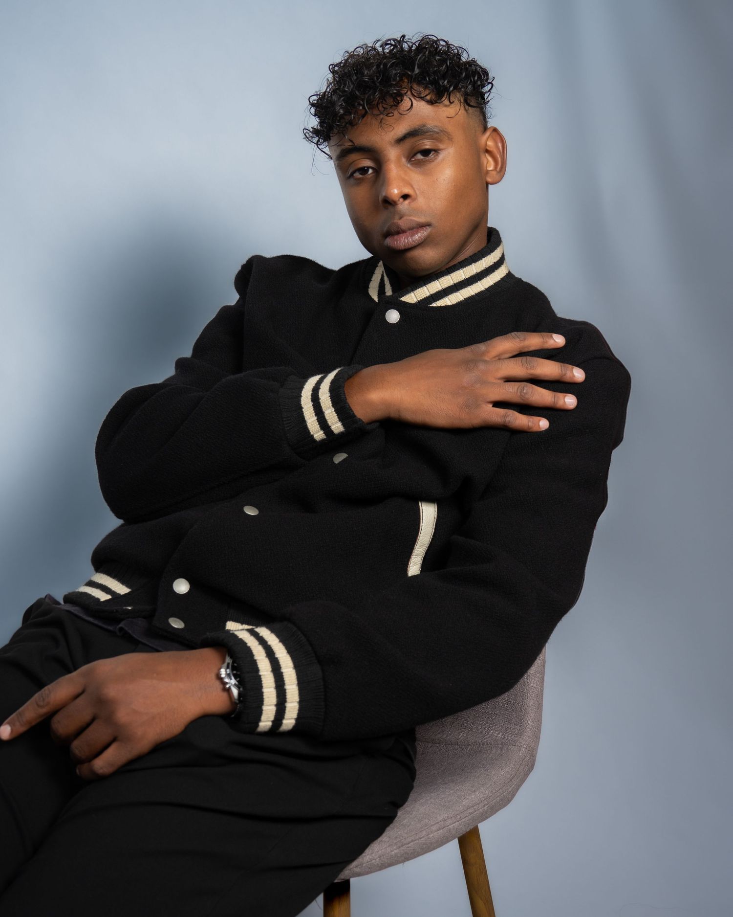 Photographie mode / portrait en studio sur paris lors de l'évènement Icastt mettant en avant le modèle dans des tons froids et sombre.