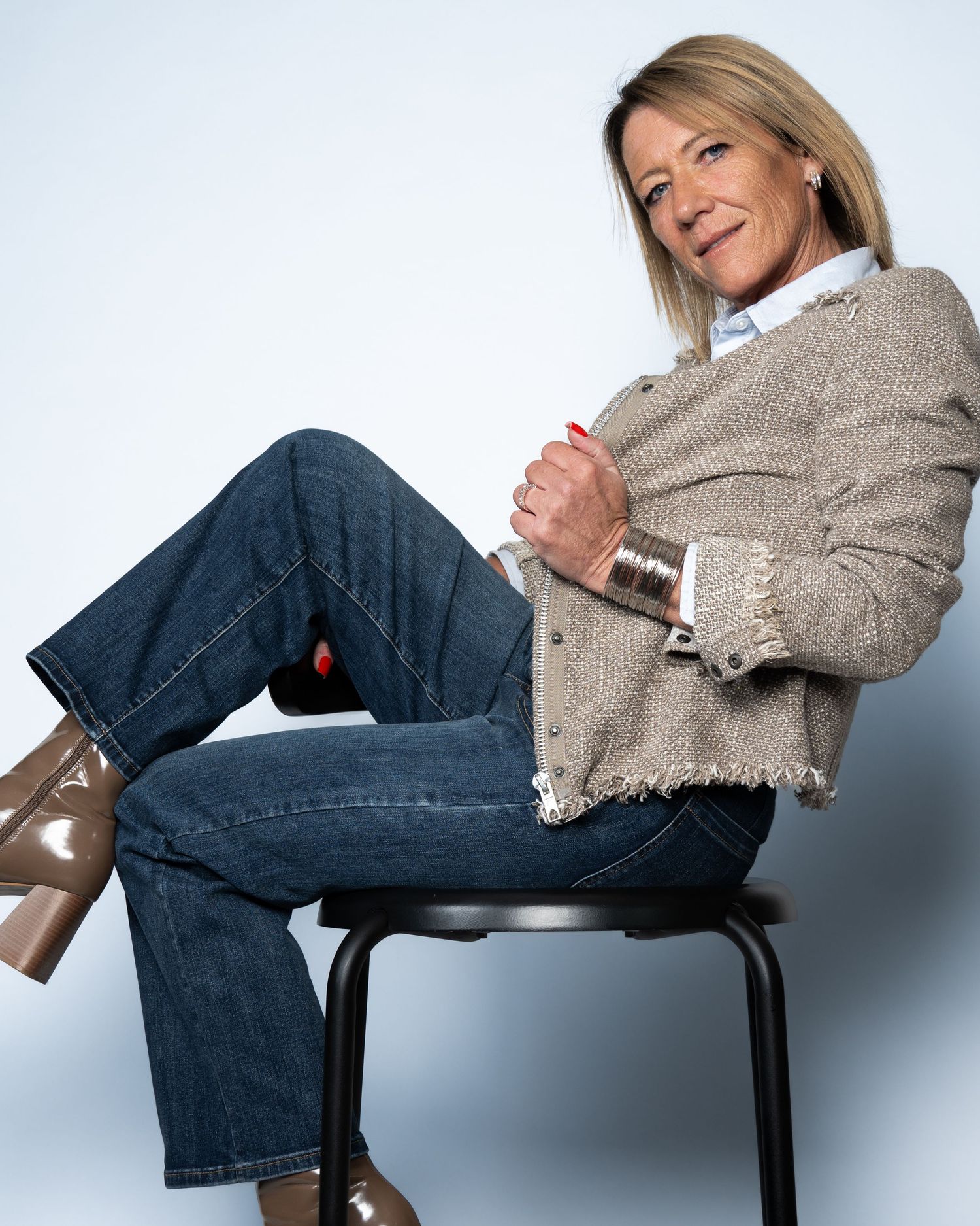 Photographie mode / portrait en studio sur paris mettant en avant la modèle dans des tons froids.