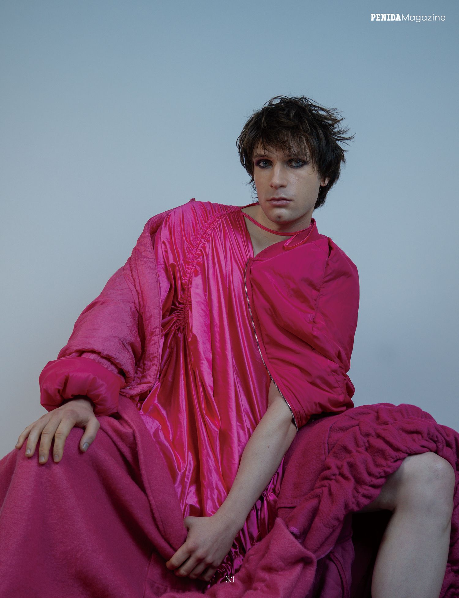 Gros plan sur un mannequin portant un tissu fluide magenta pour le magazine PENIDA.