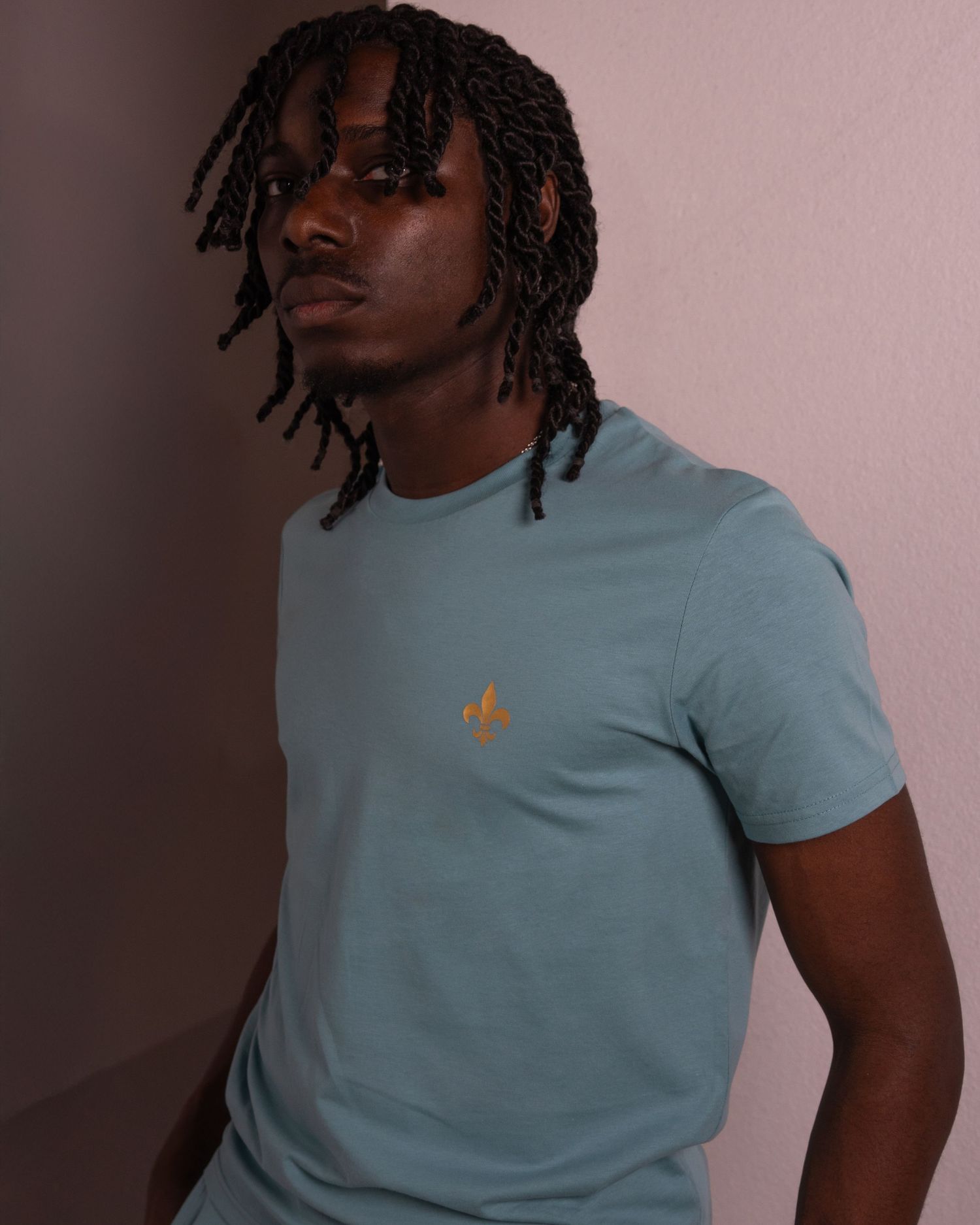 Photographie mode en studio sur paris lors de l'évènement Icastt mettant en avant le modèle habiller par la marque MONARCHIE PARIS.