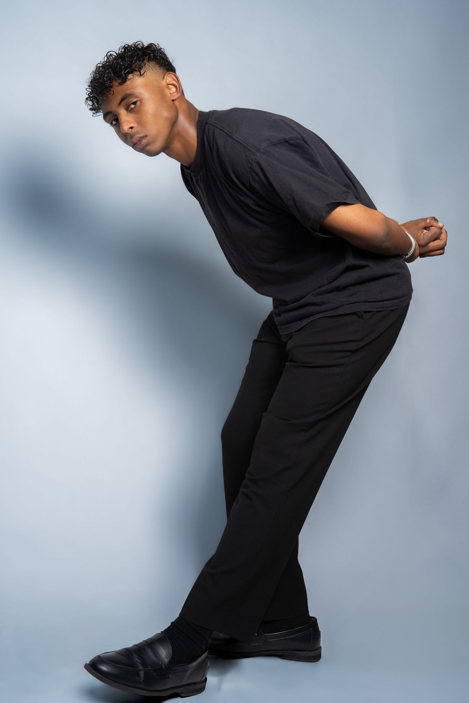 Photographie mode / portrait en studio sur paris lors de l'évènement Icastt mettant en avant le modèle dans des tons froids et sombre.