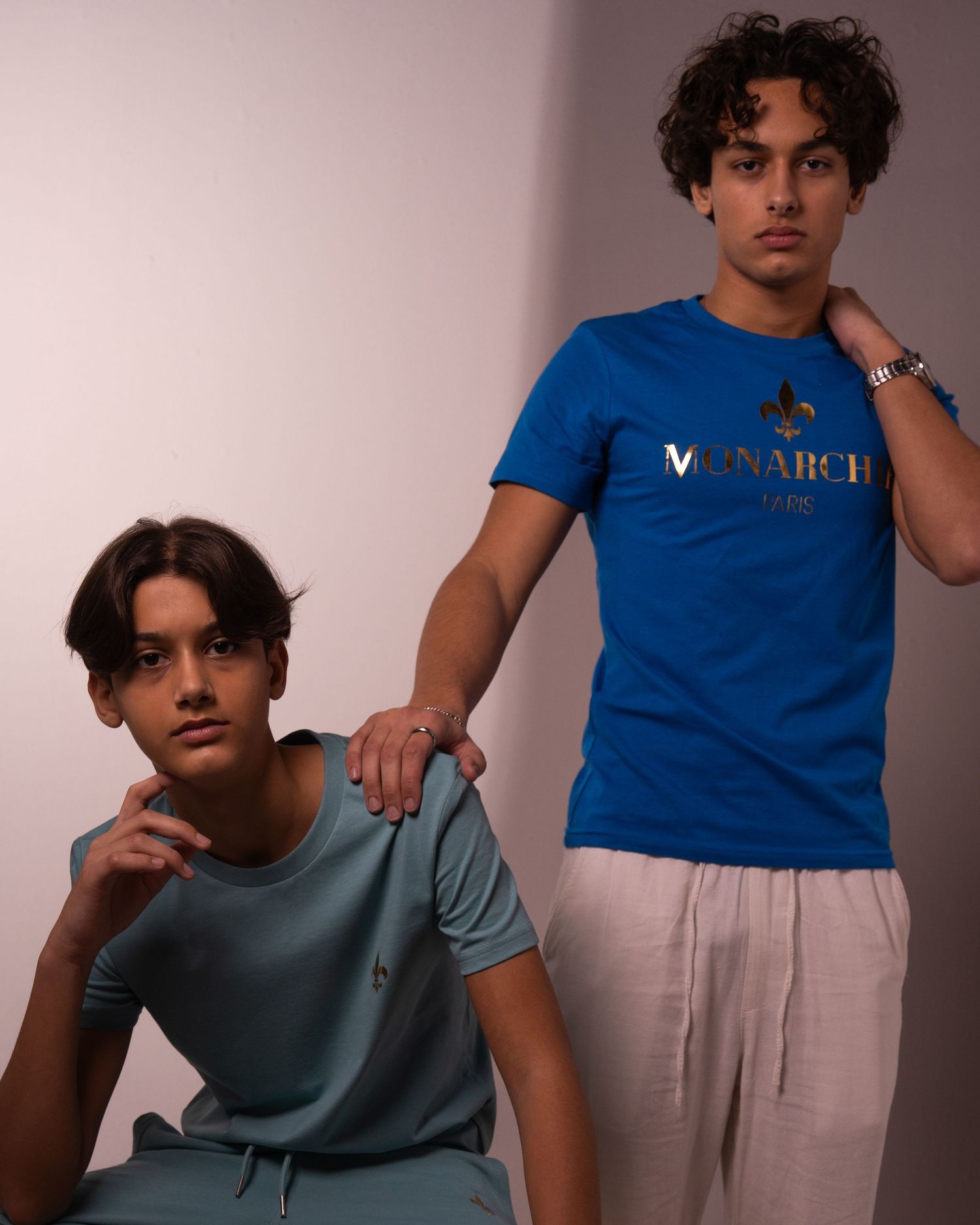 Photographie mode en studio sur paris lors de l'évènement Icastt mettant en avant les modèles habiller par la marque MONARCHIE PARIS.