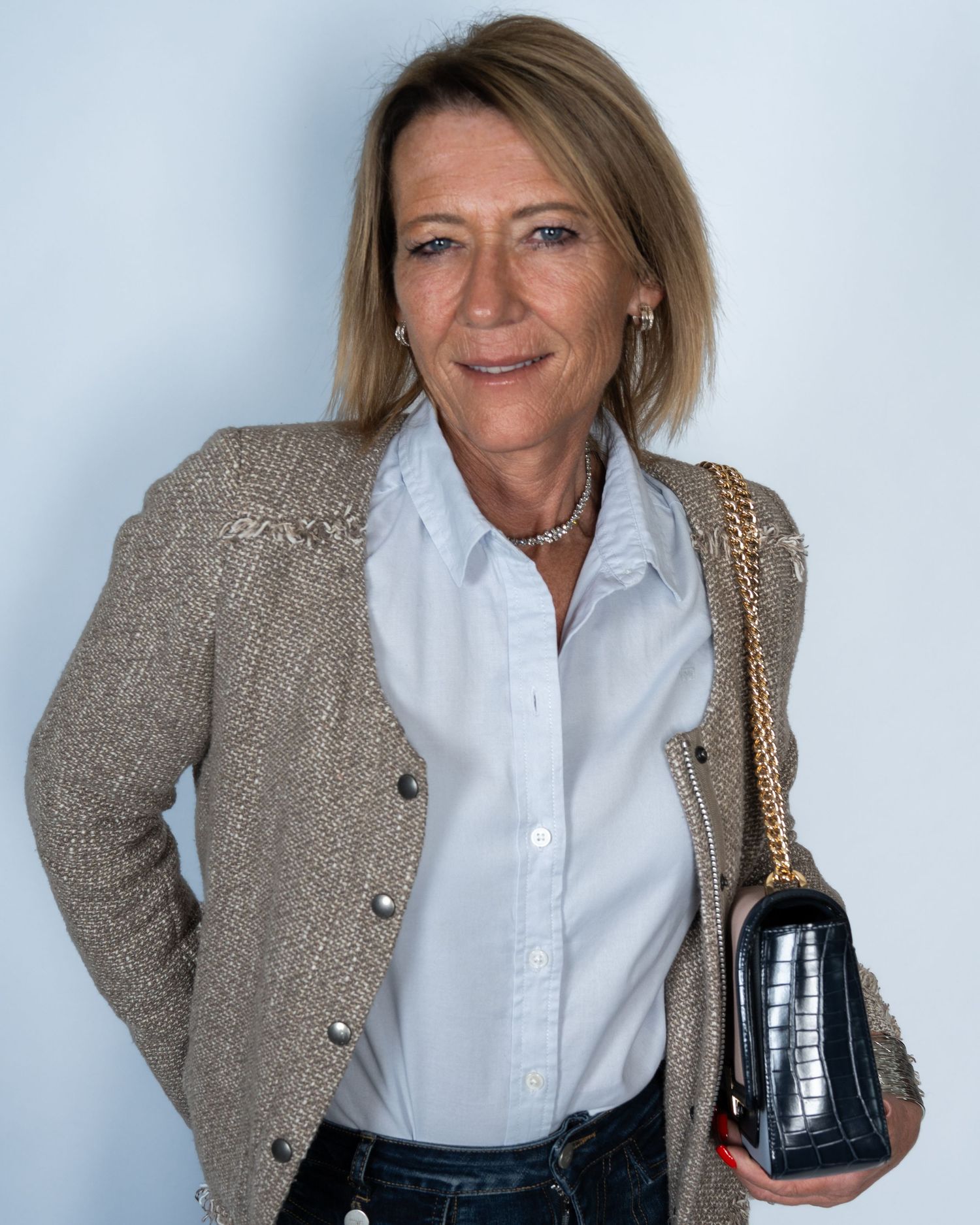 Photographie mode / portrait en studio sur paris mettant en avant la modèle dans des tons froids.