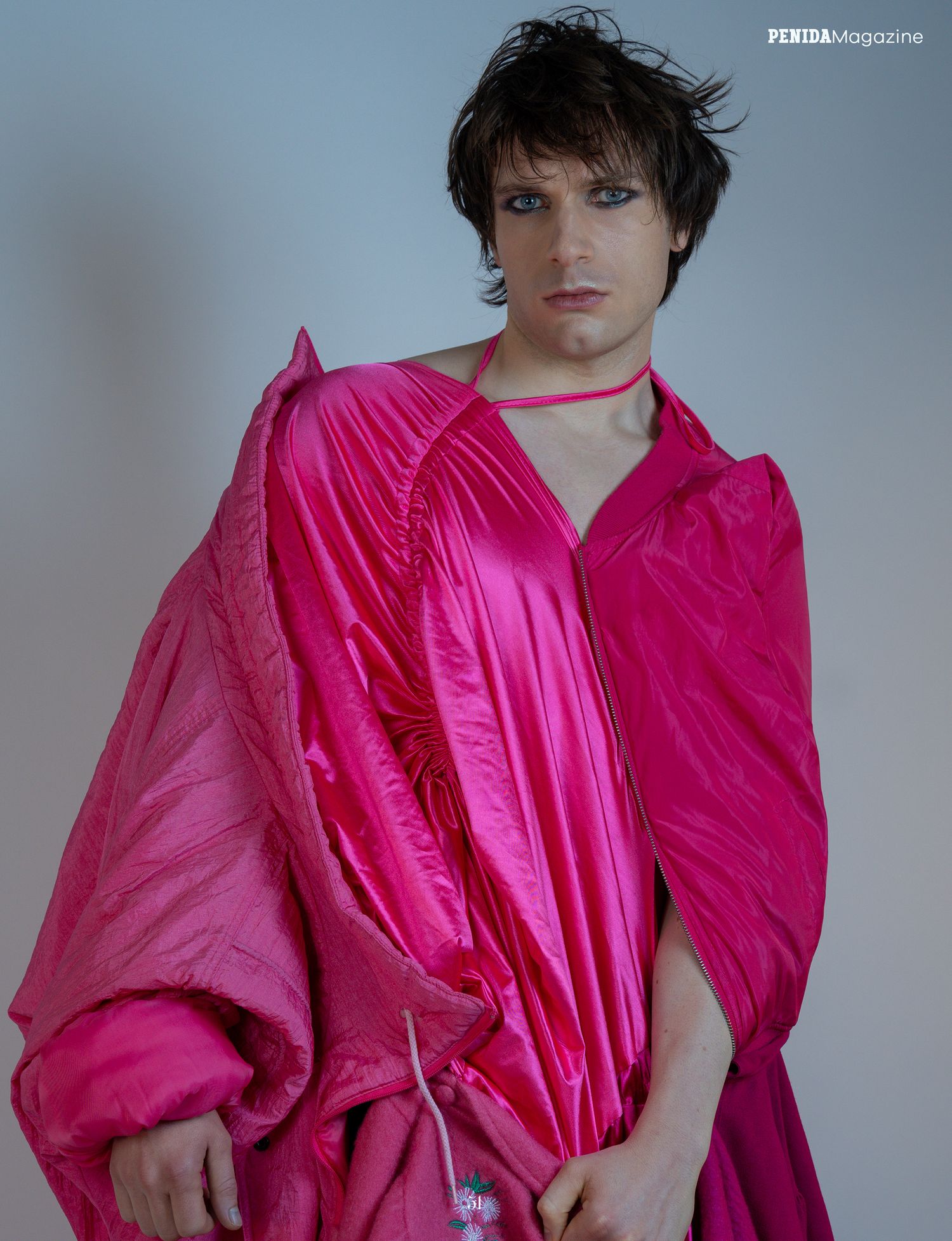 Portrait de mode montrant un design de vêtements d'avant-garde rose brillant pour le magazine PENIDA.
