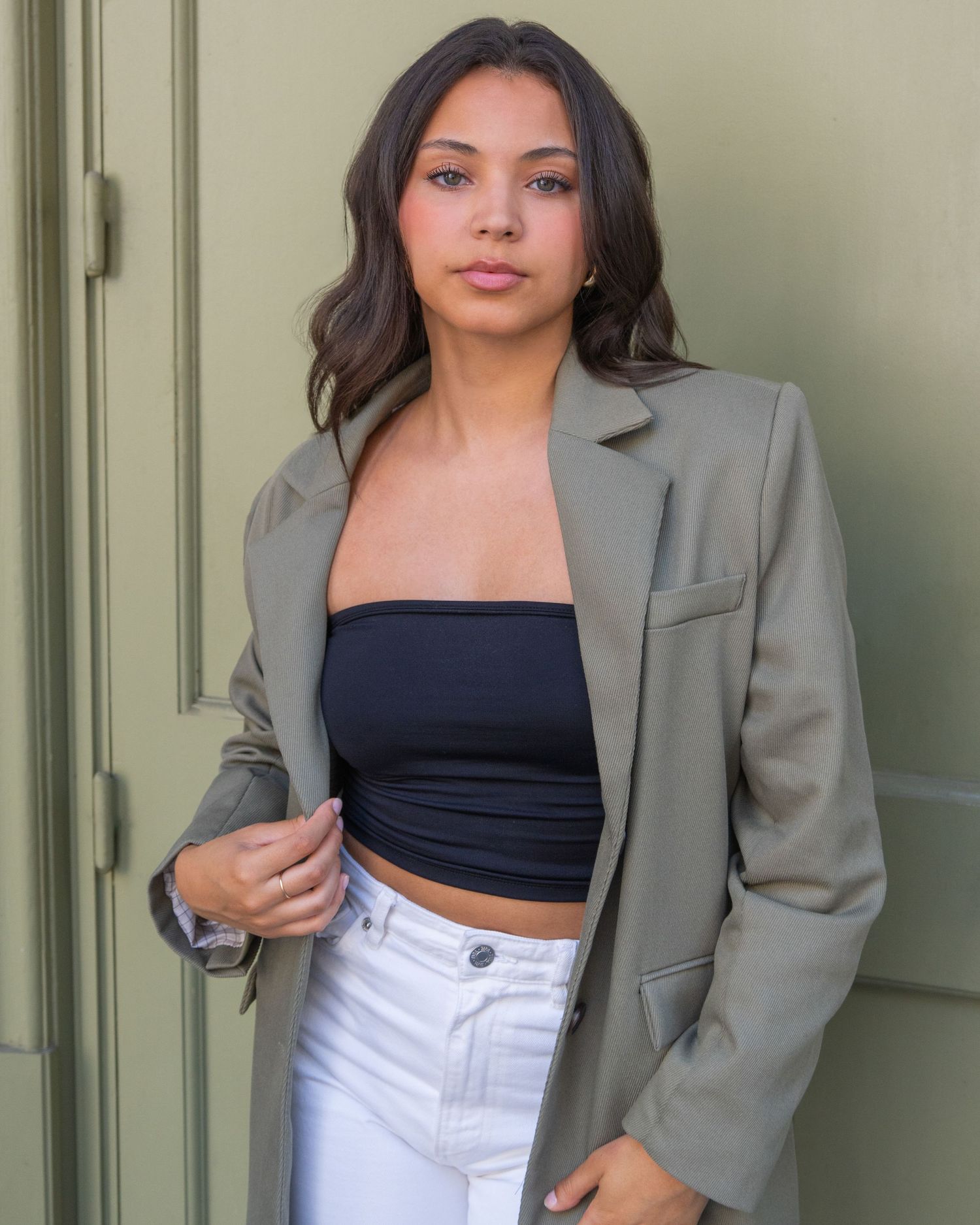 Photographie mode / portrait en extérieur dans paris mettant en avant la modèle et la veste kaki.