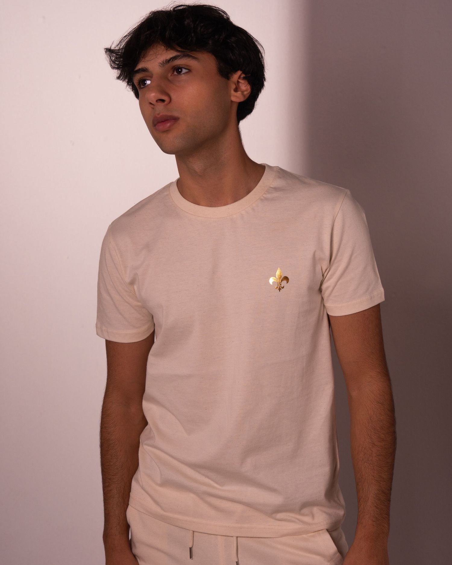 Photographie mode en studio sur paris lors de l'évènement Icastt mettant en avant le modèle habiller par la marque MONARCHIE PARIS.