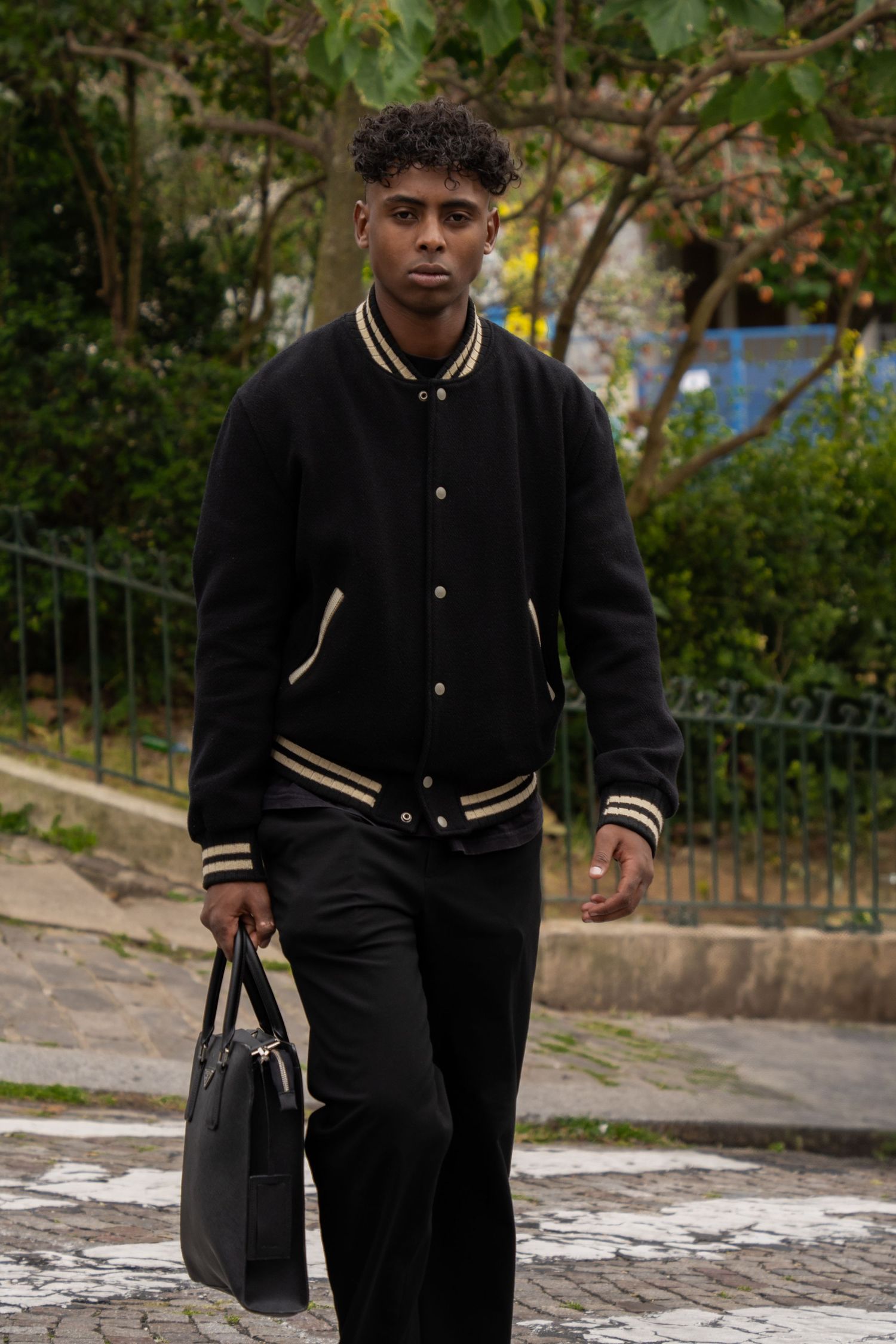 Photographie Mode / Portrait homme en extérieur marchant dans Paris.