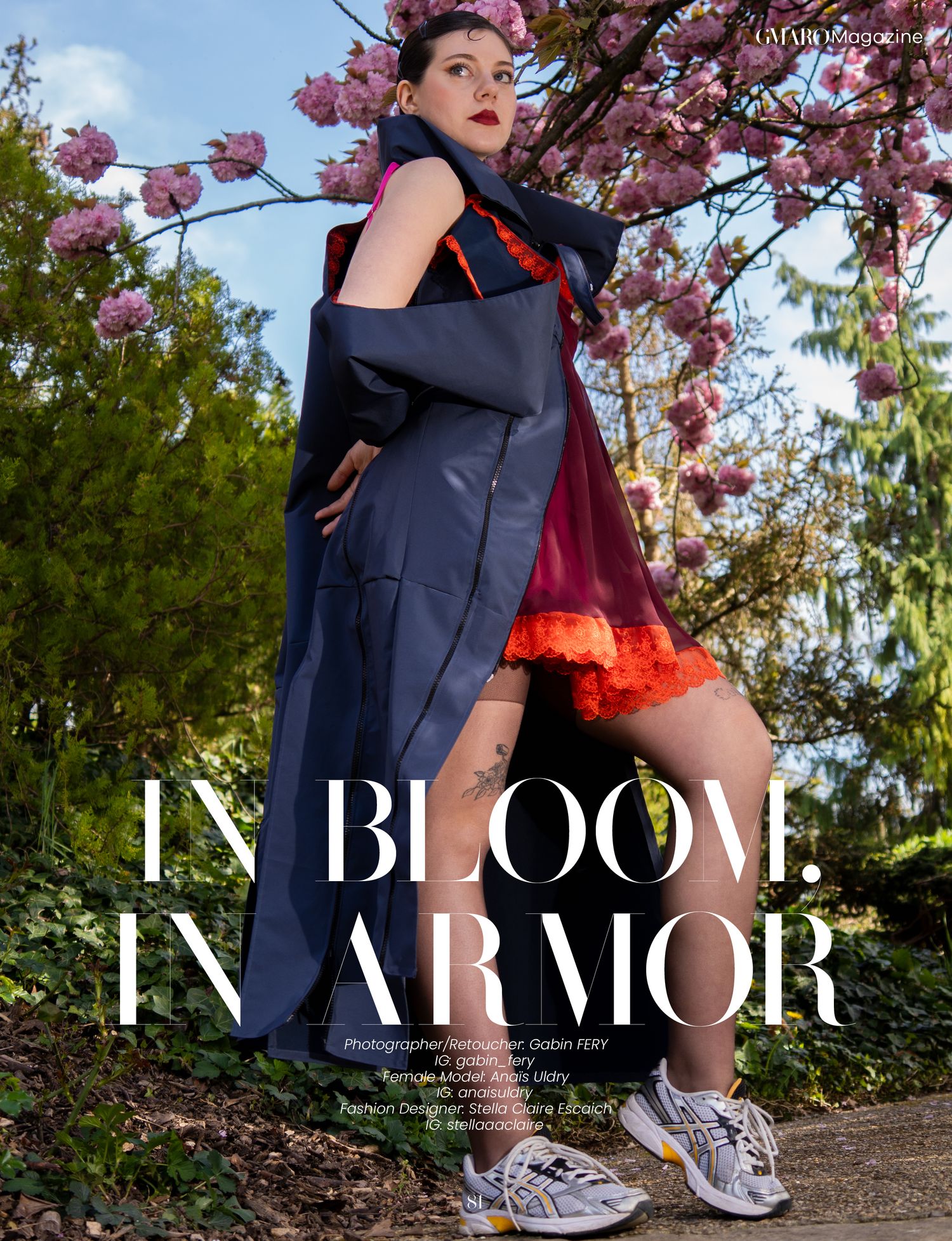 Éditorial de mode intitulé « In Bloome In Armor » avec une robe bleu marine sur fond de fleurs de cerisier roses.