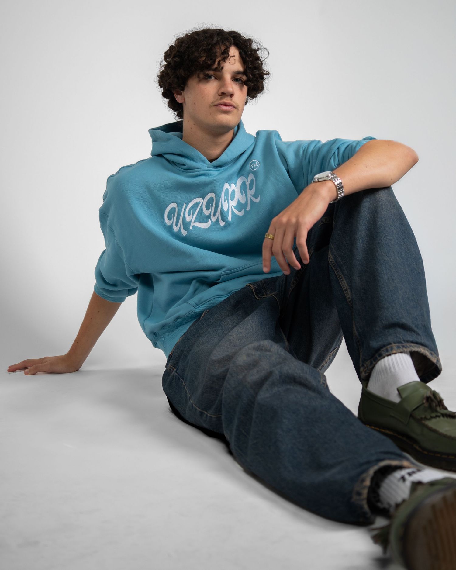 Photographie mode en studio sur paris lors de mettant en avant le modèle habiller par la marque UZURR, collection 
