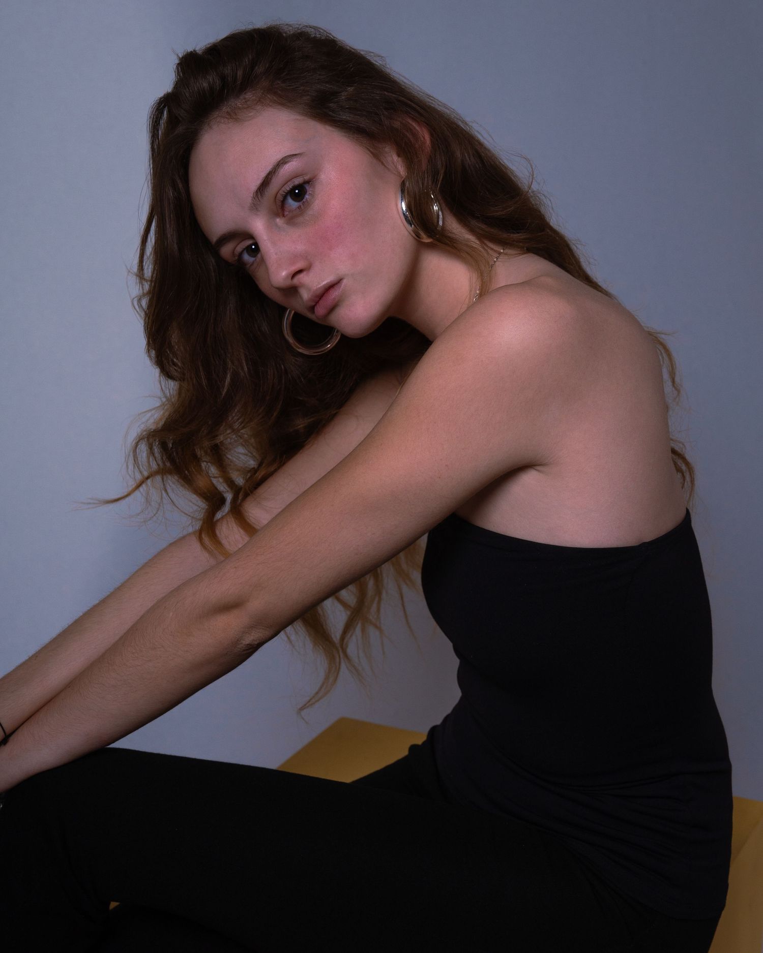 Photographie mode / portrait en studio sur paris lors de l'évènement Icastt mettant en avant la modèle dans des tons froids et sombre.