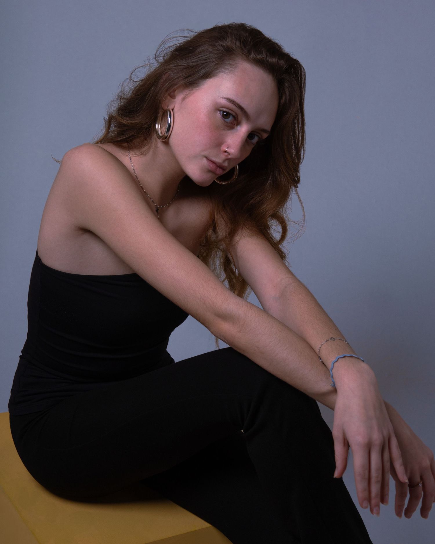Photographie mode / portrait en studio sur paris lors de l'évènement Icastt mettant en avant la modèle dans des tons froids et sombre.