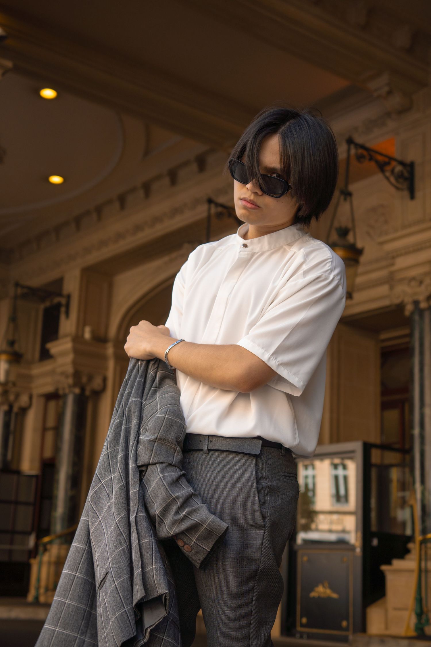 Photographie Mode / Portrait homme en extérieur devant un hôtel cinq étoiles dans Paris.