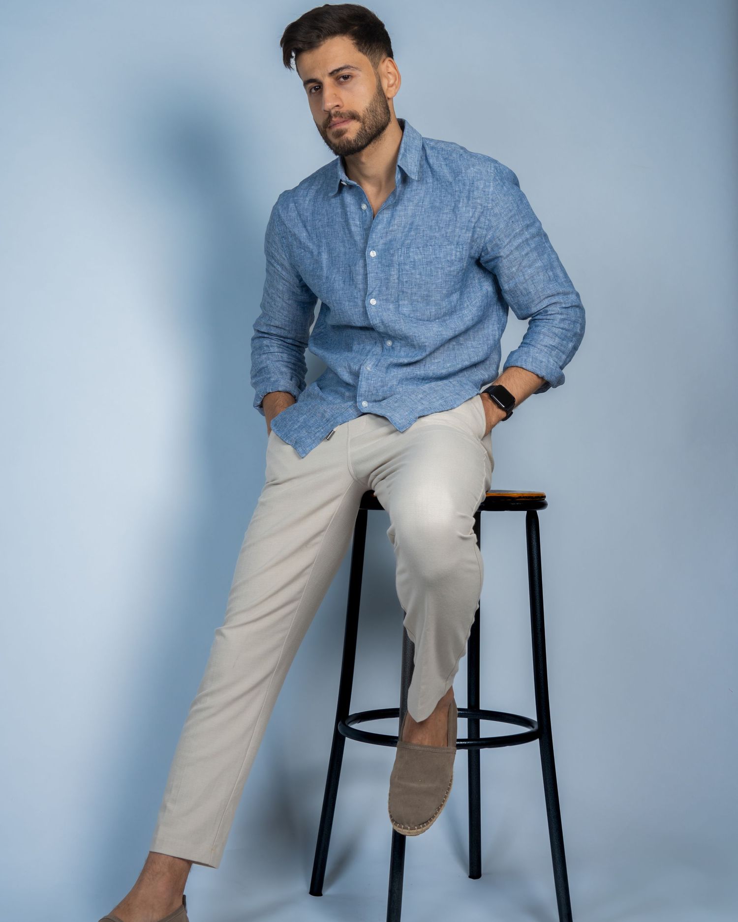 Photographie mode / portrait en studio sur paris lors de l'évènement Icastt mettant en avant le modèle dans des tons froids et sombre.