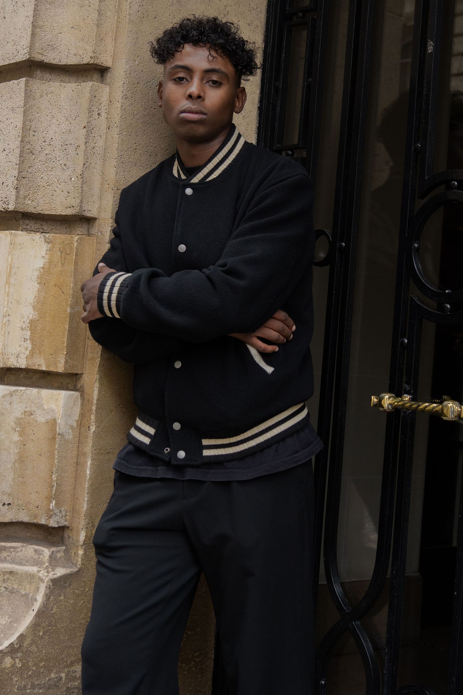 Photographie Mode / Portrait homme en extérieur devant un bâtiment dans Paris.
