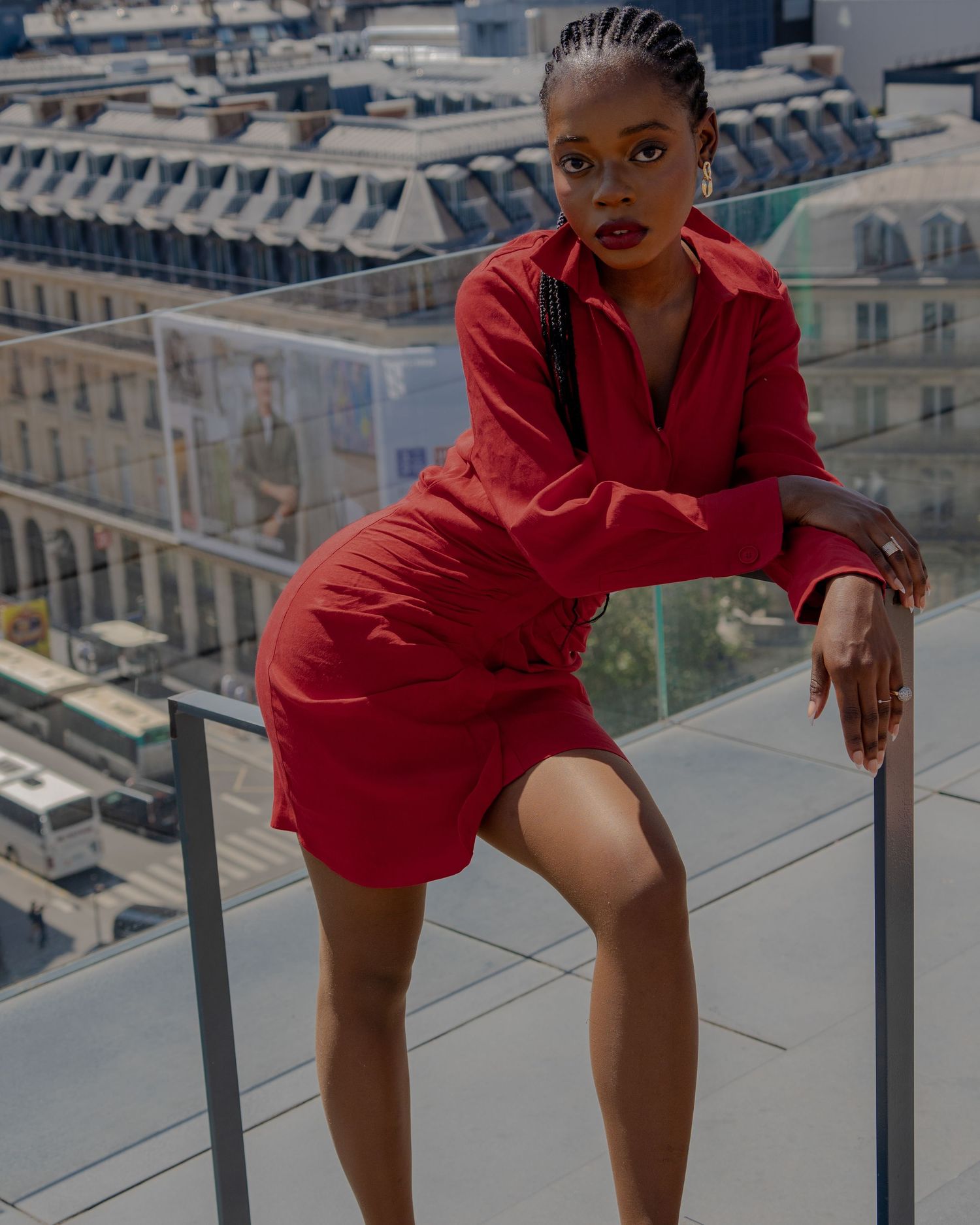 Photographie mode /portrait en extérieur sur un rooftop /terrasse   des Galerie Lafayette de Paris sur le stand de la marque Amis  amisparis