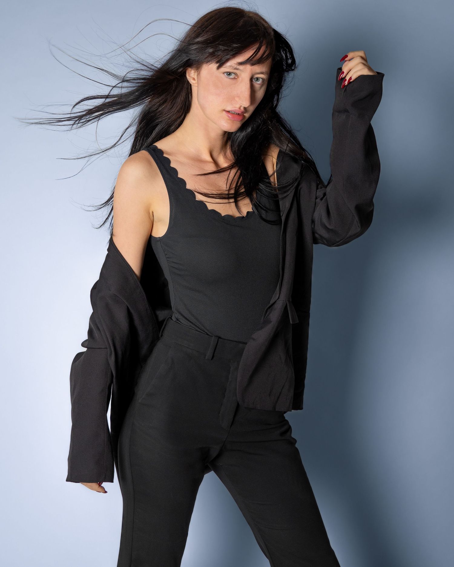 Photographie mode en studio sur paris mettant en avant la modèle les cheveux dans le vent.