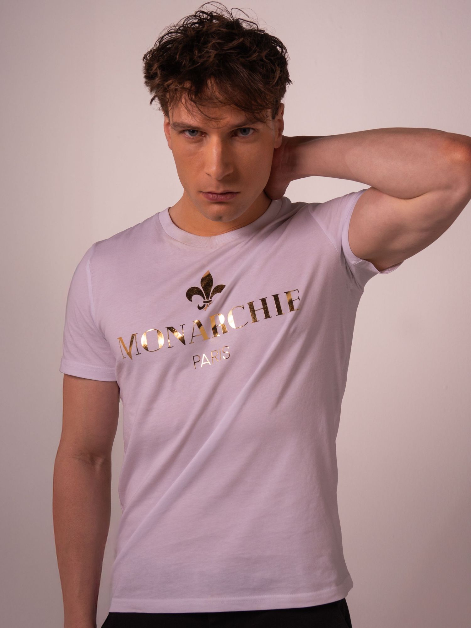 Photographie mode en studio sur paris lors de l'évènement Icastt mettant en avant le modèle habiller par la marque MONARCHIE PARIS.