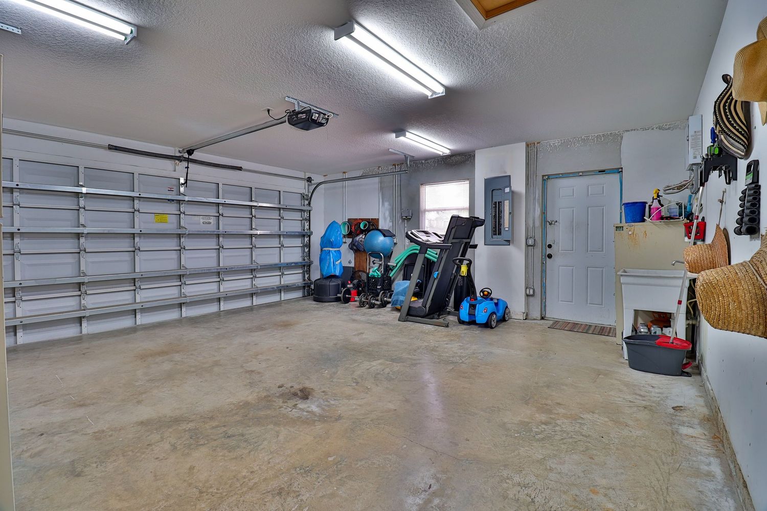 garage of 3111 Buccaneer Rd