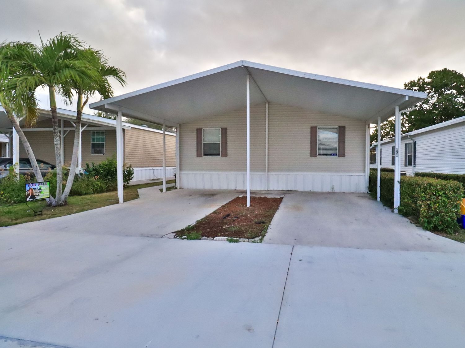 Front side of 151 Plantation Blvd