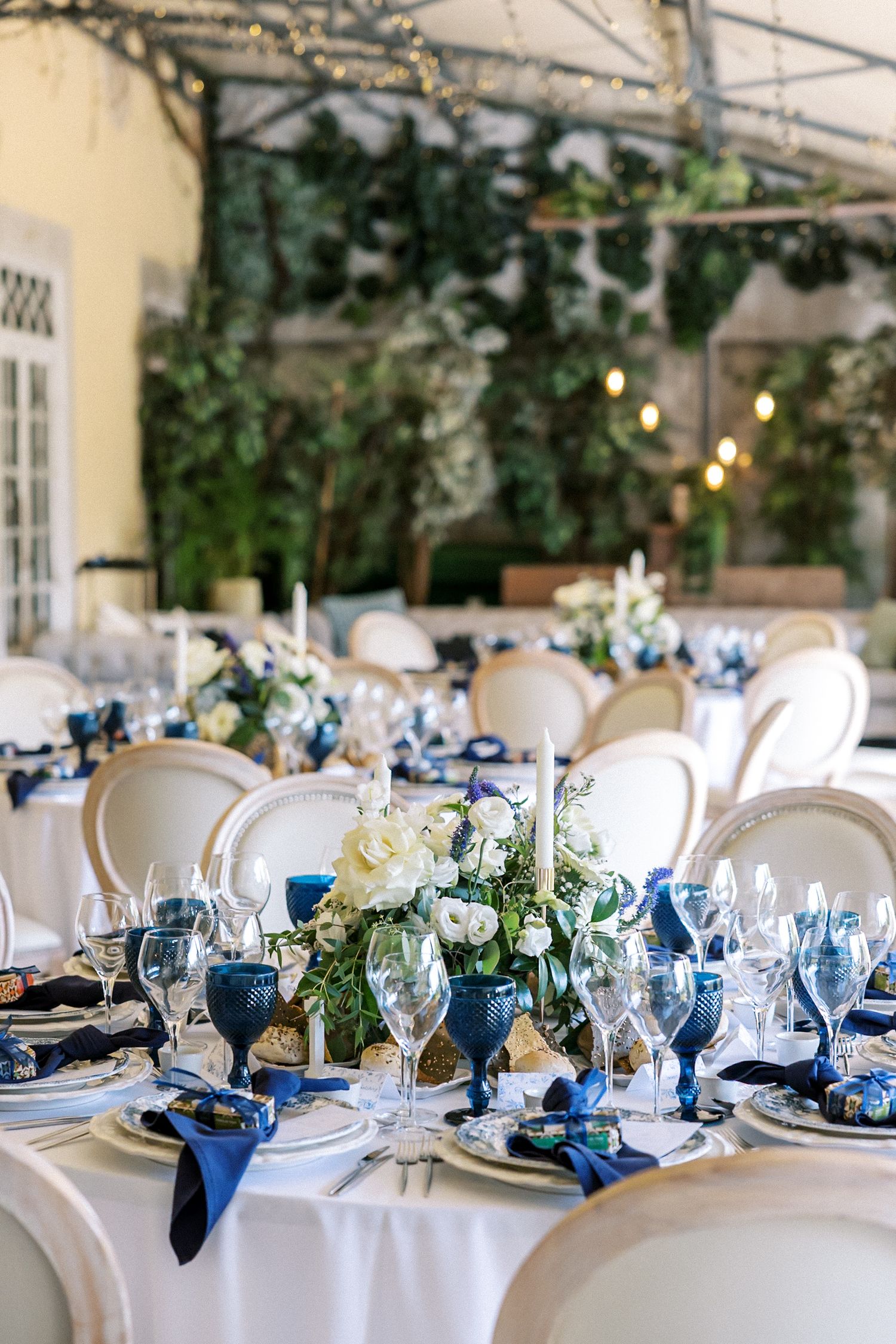 table wedding decor at Quinta do Torneiro, captured by a Portugal wedding photographer