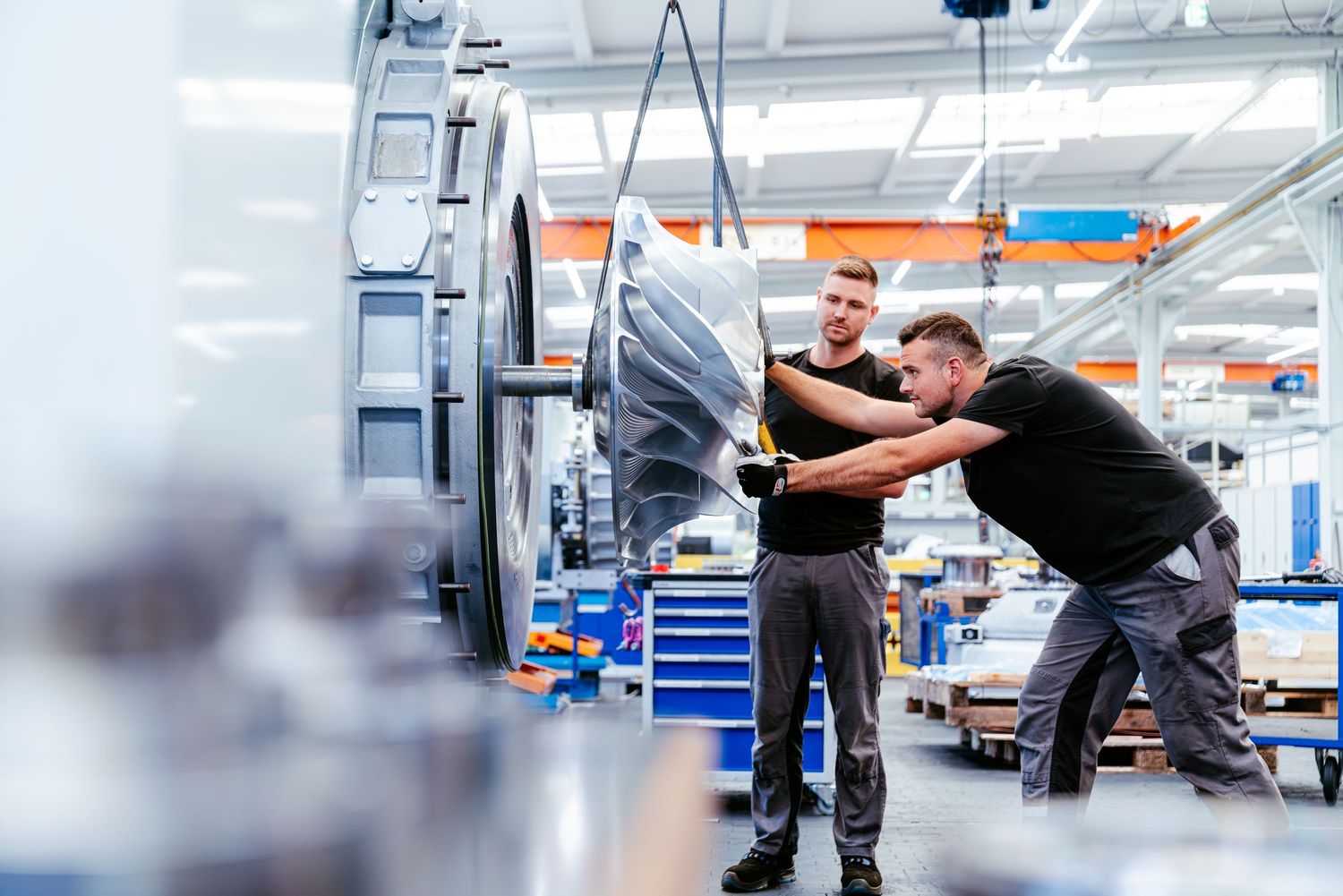 Imagefotografie Werbefotografie für Unternehmen und Industrie, Mitarbeiter bei der Motorenmontage bei Everllence