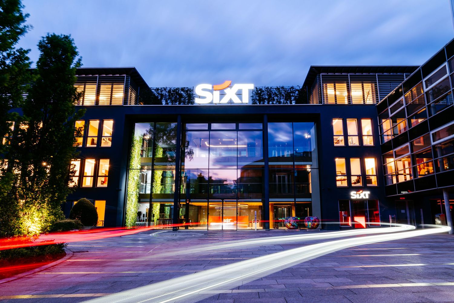 Imagefotografie Sixt vom Standort München Pullach. Unternehmensaufnahme bei Nacht, Gebäudefotografie / Architektur.