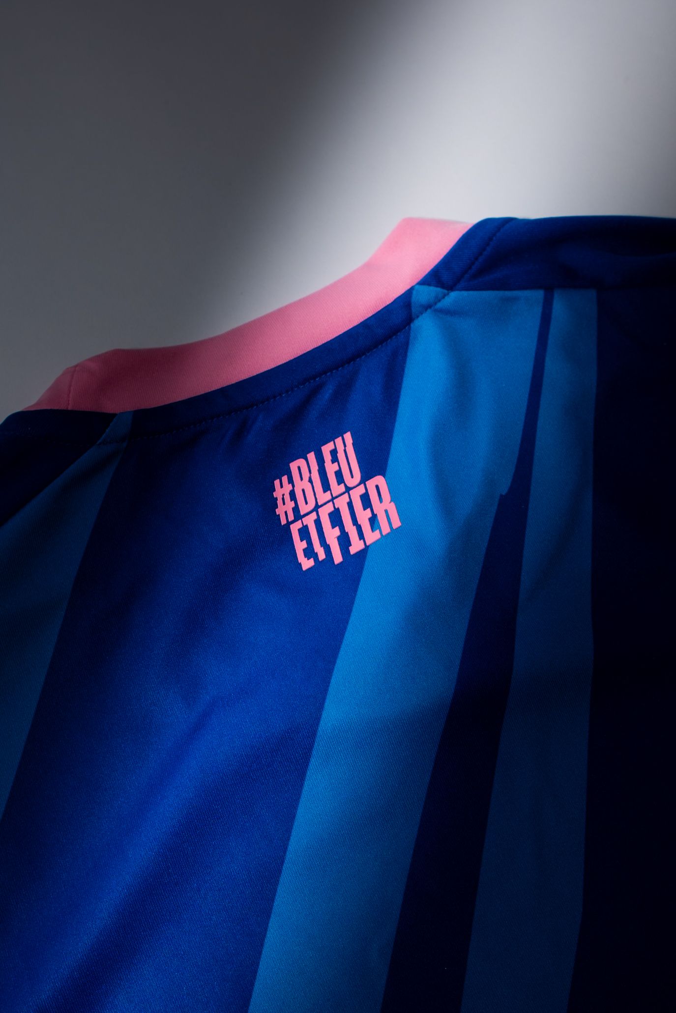 Maillot de l'équipe de France de Handball, par Adidas.