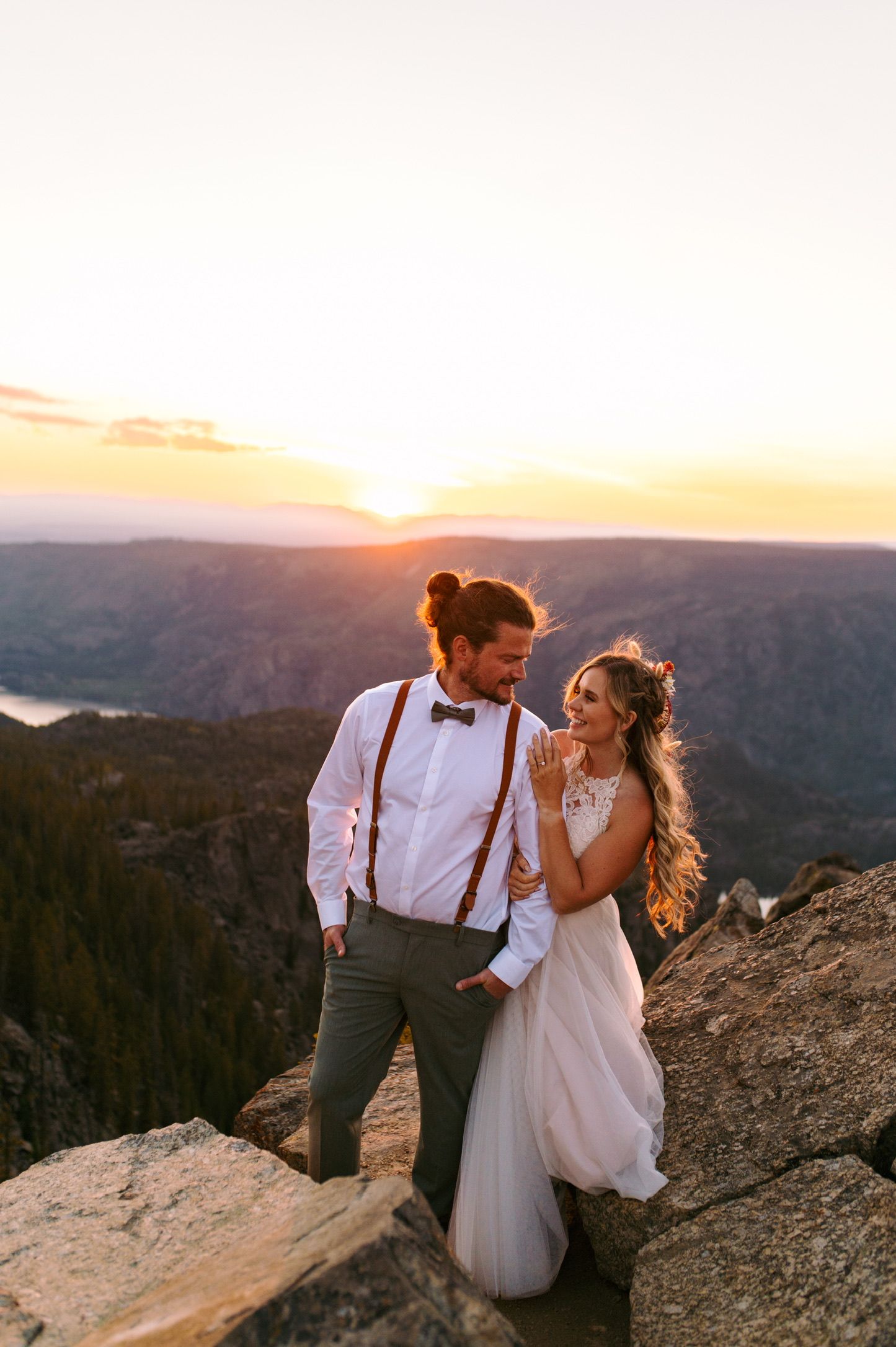 A romantic sunset photoshoot on a mountain overlook with dramatic canyon views in Sedona Arizona.
