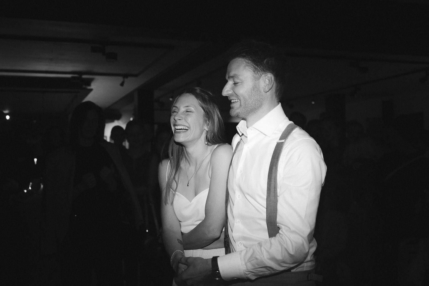 Schwarzweiß: Brautpaar beim fröhlichen Hochzeitstanz nahe Siegen – eingefangen von einem Hochzeitsfotografen aus Siegen.