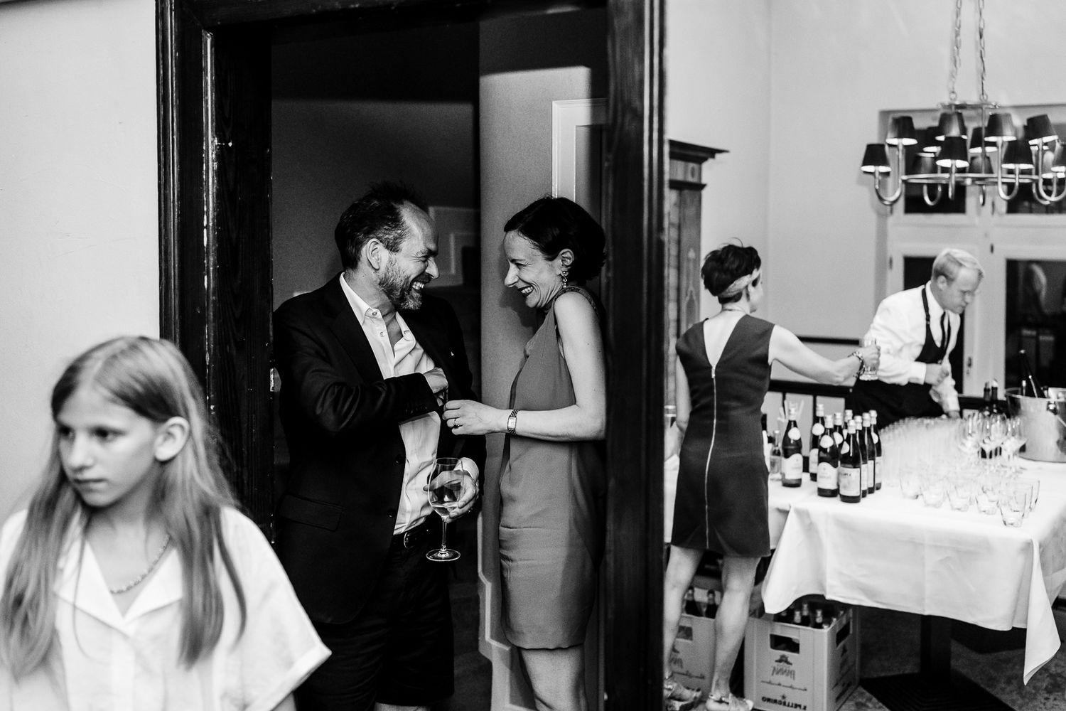 Das Brautpaar teilt einen privaten Moment auf ihrer Hochzeitsfeier im Siegerland, festgehalten von einem Hochzeitsfotografen aus Siegen.