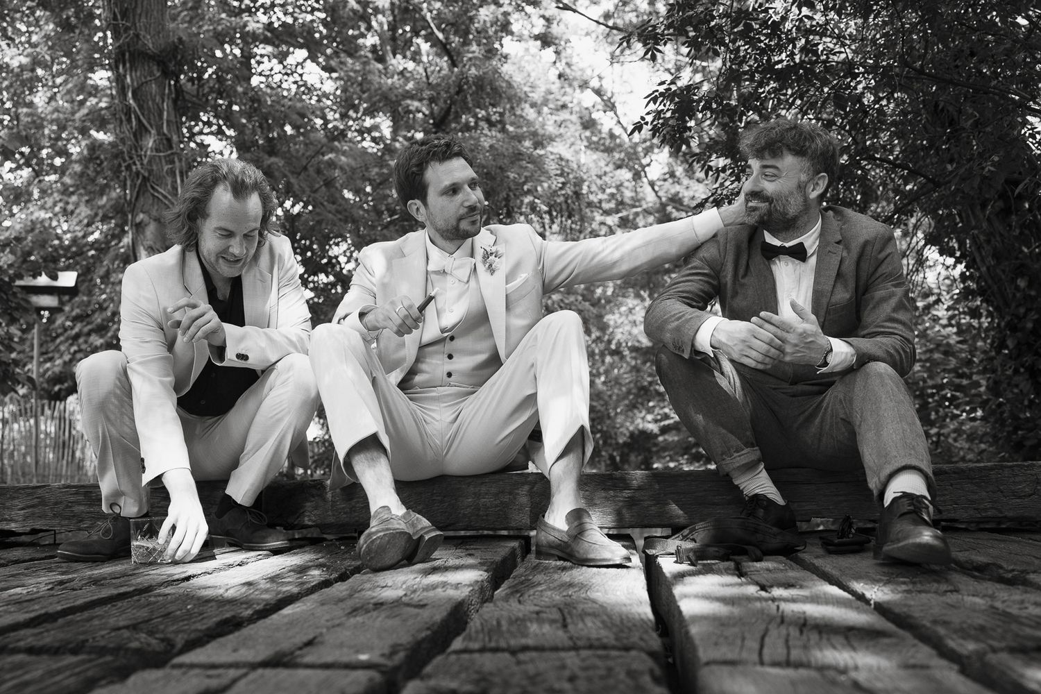 Der Bräutigam und zwei Freunde schwelgen in Erinnerungen während einer kurzen Auszeit auf einer Hochzeit auf dem Gut Rehbach in Hassloch.