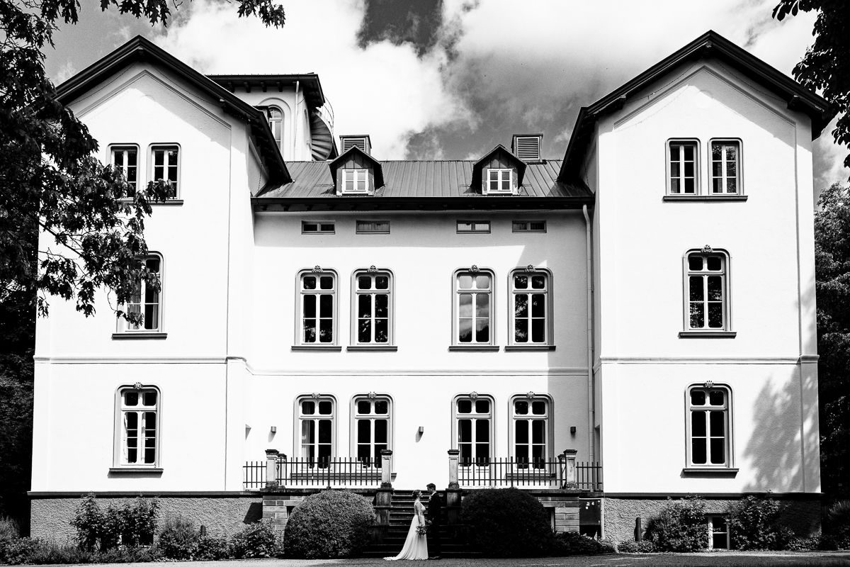 Eine Panoramaaufnahme der weissen Villa in Kreuztal an einem wunderbaren Sommernachmittag.