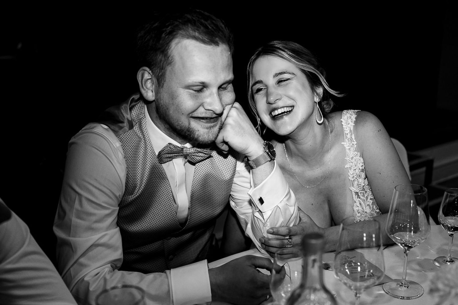 Ein romantisches Schwarz-Weiß-Foto, das ein Brautpaar zeigt, das einen intimen Moment beim Banquet in der weissen Villa in Kreuztal teilt.