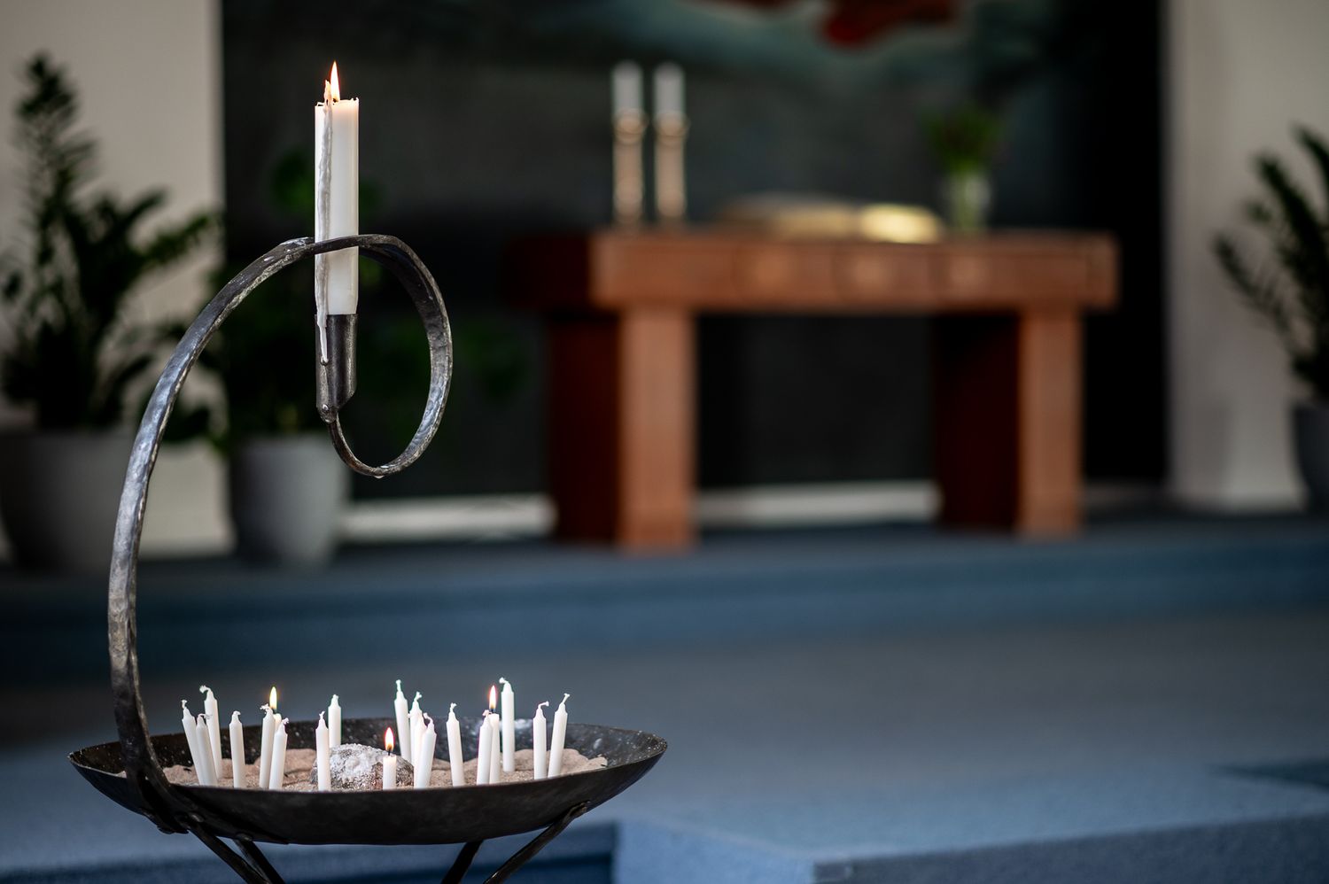 Ljusbärare, altare i bakgrunden