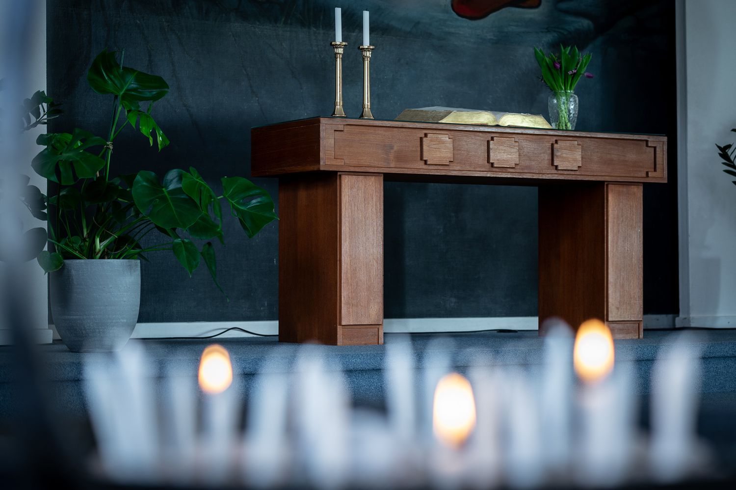 Altare och ljusbärare i förgrunden