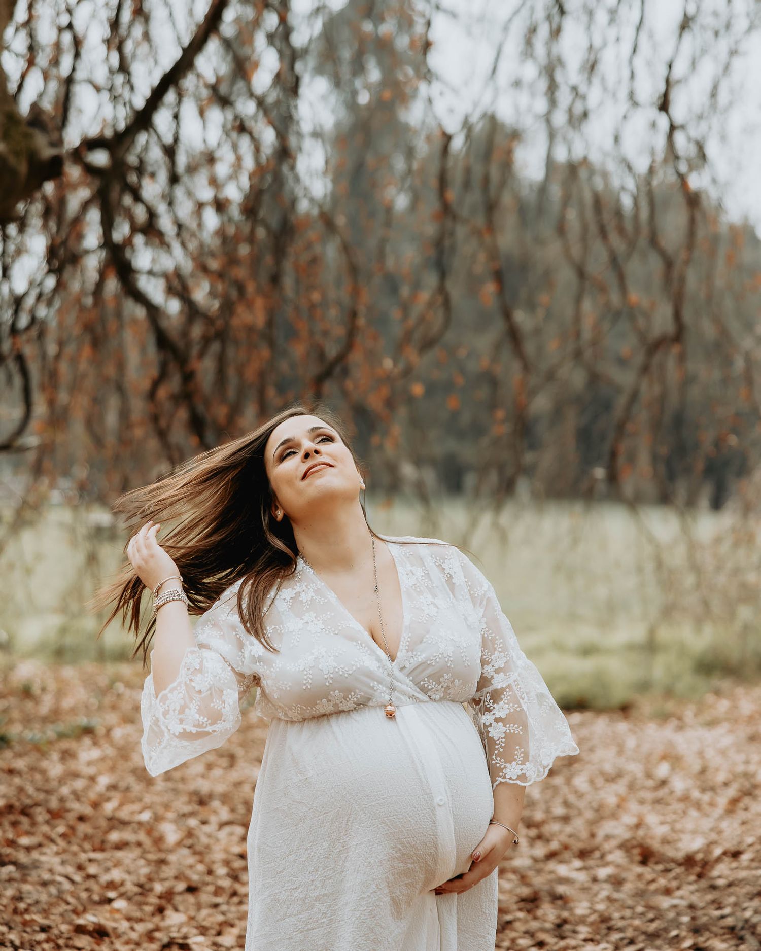 donna in gravidanza durante servizio fotografico Maternity in giardino villa reale a Monza
