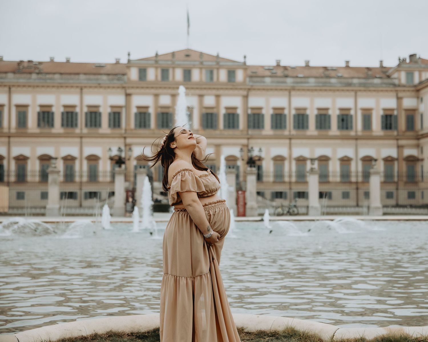 Donna incinta davanti alla villa reale durante servizio fotografico maternity a Monza