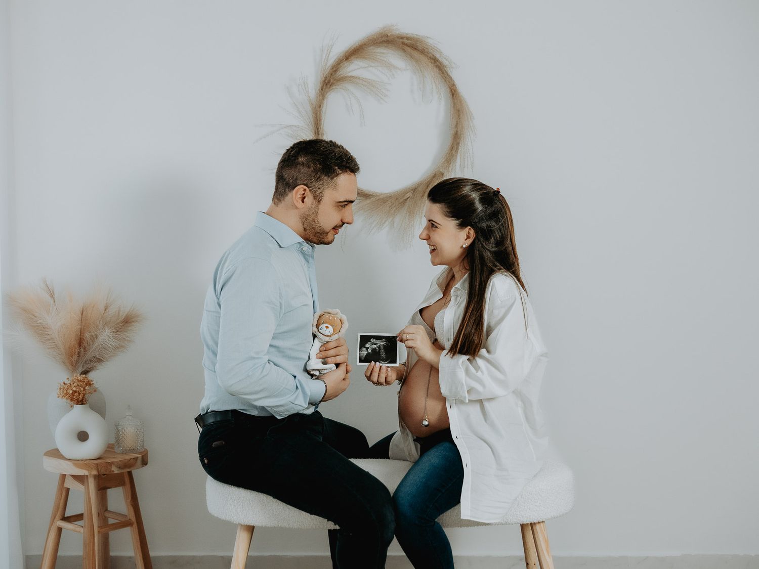 Future mamme e papà con ecografia durante servizio fotografico gravidanza a Milano