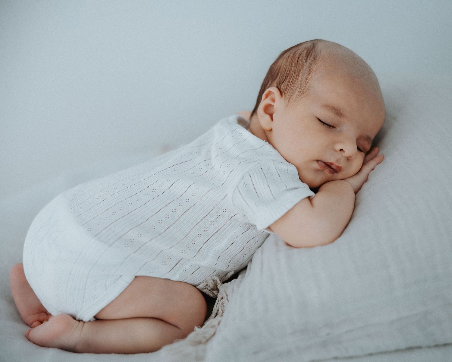 Primo piano del neonato addormentato.
