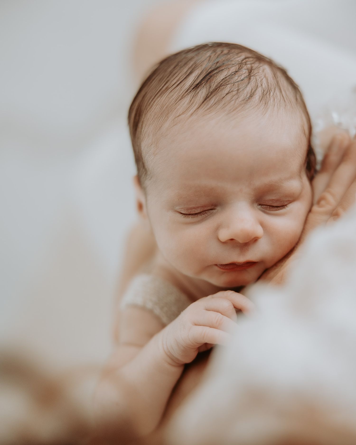 servizio fotografico neonato a Milano Lambrate con neonato addormentato.