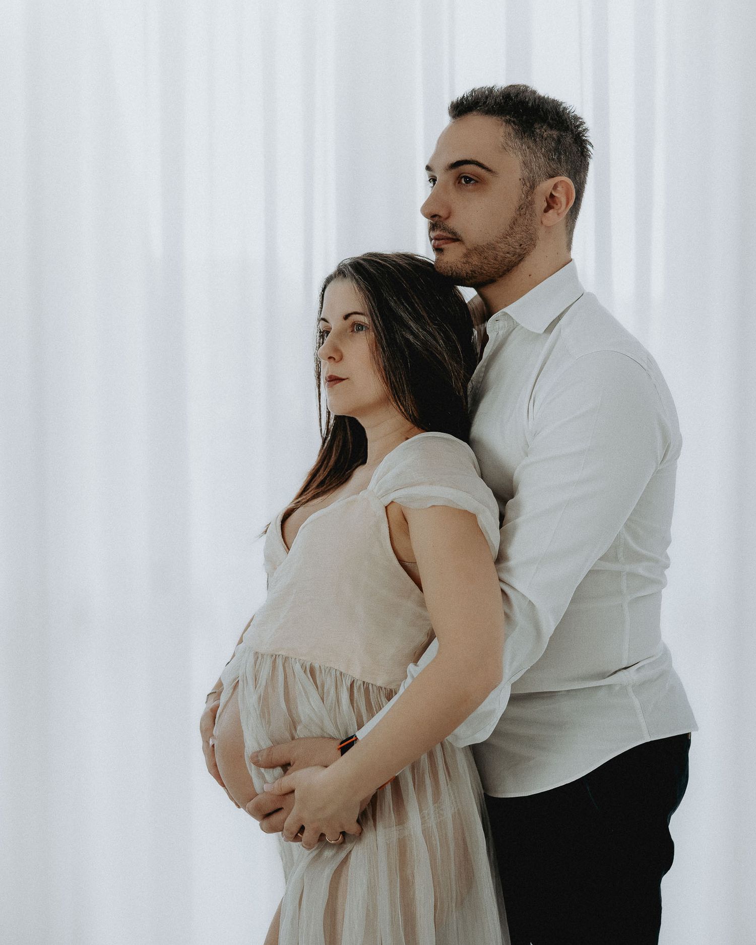 Fotografia maternity artistica con abito trasparente elegante realizzata in studio a Milano