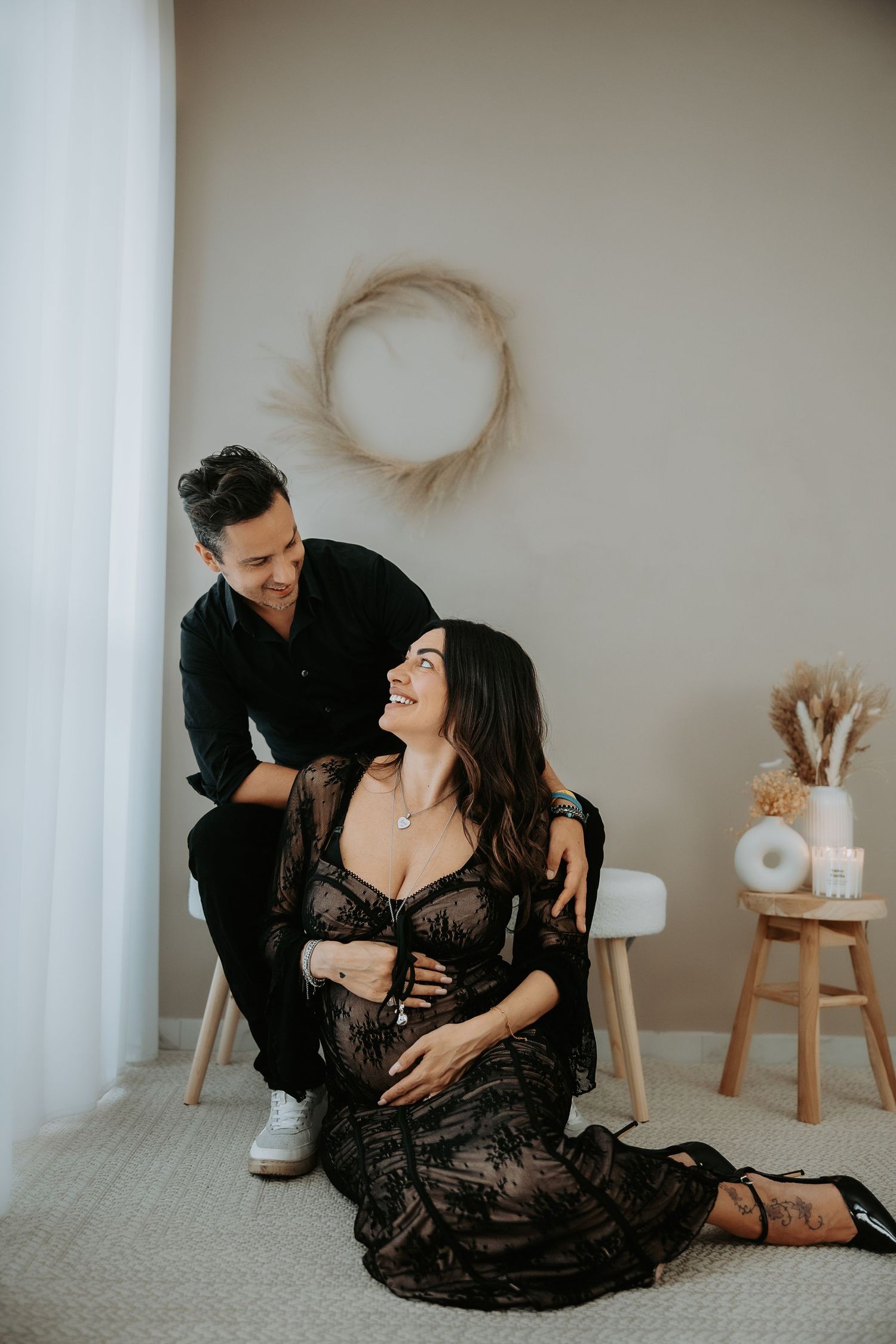 Coppia in dolce attesa durante servizio maternità in studio fotografico a Milano