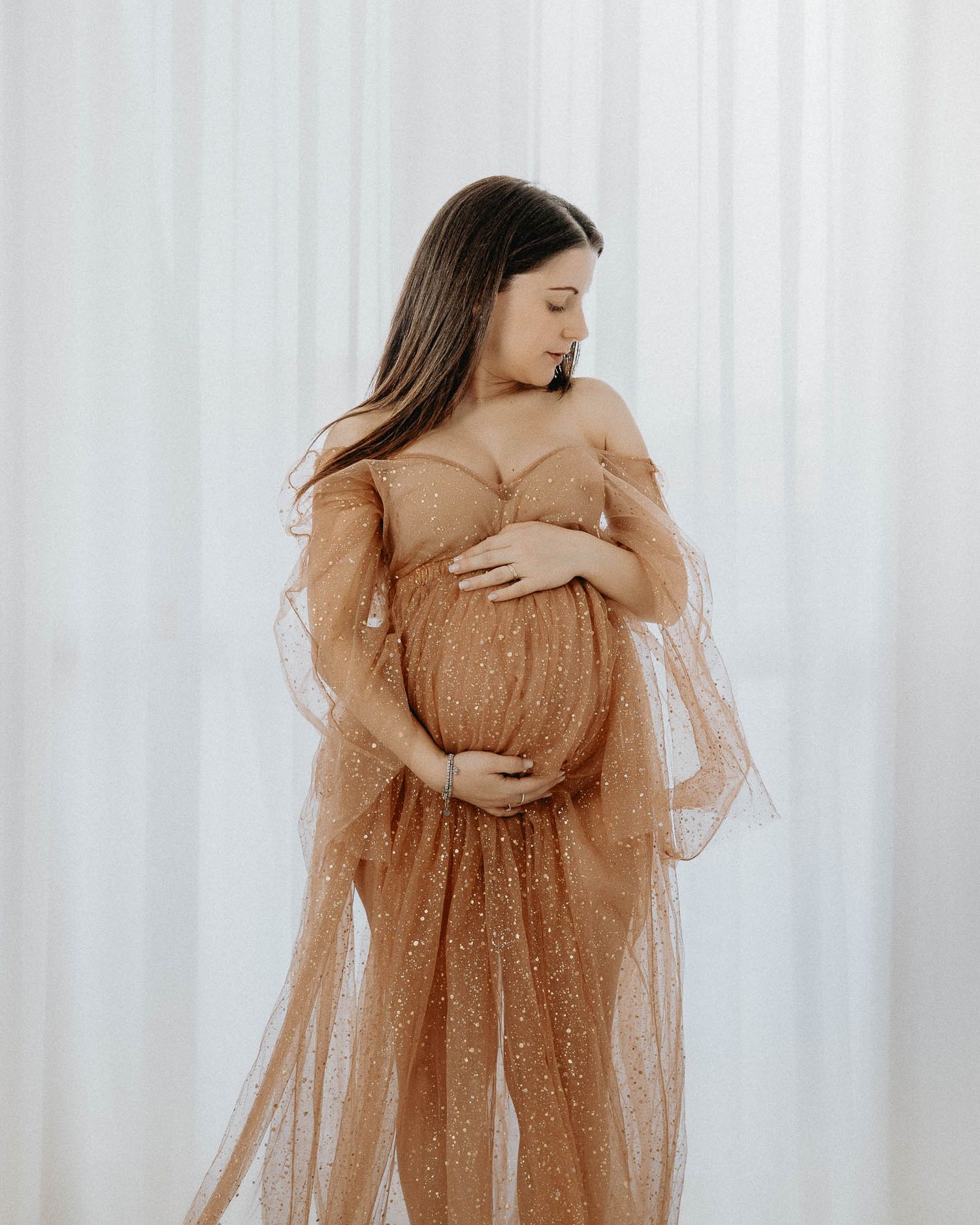 Primo piano mamma in attesa durante servizio maternity fotografato in studio a Milano zona Rubattino