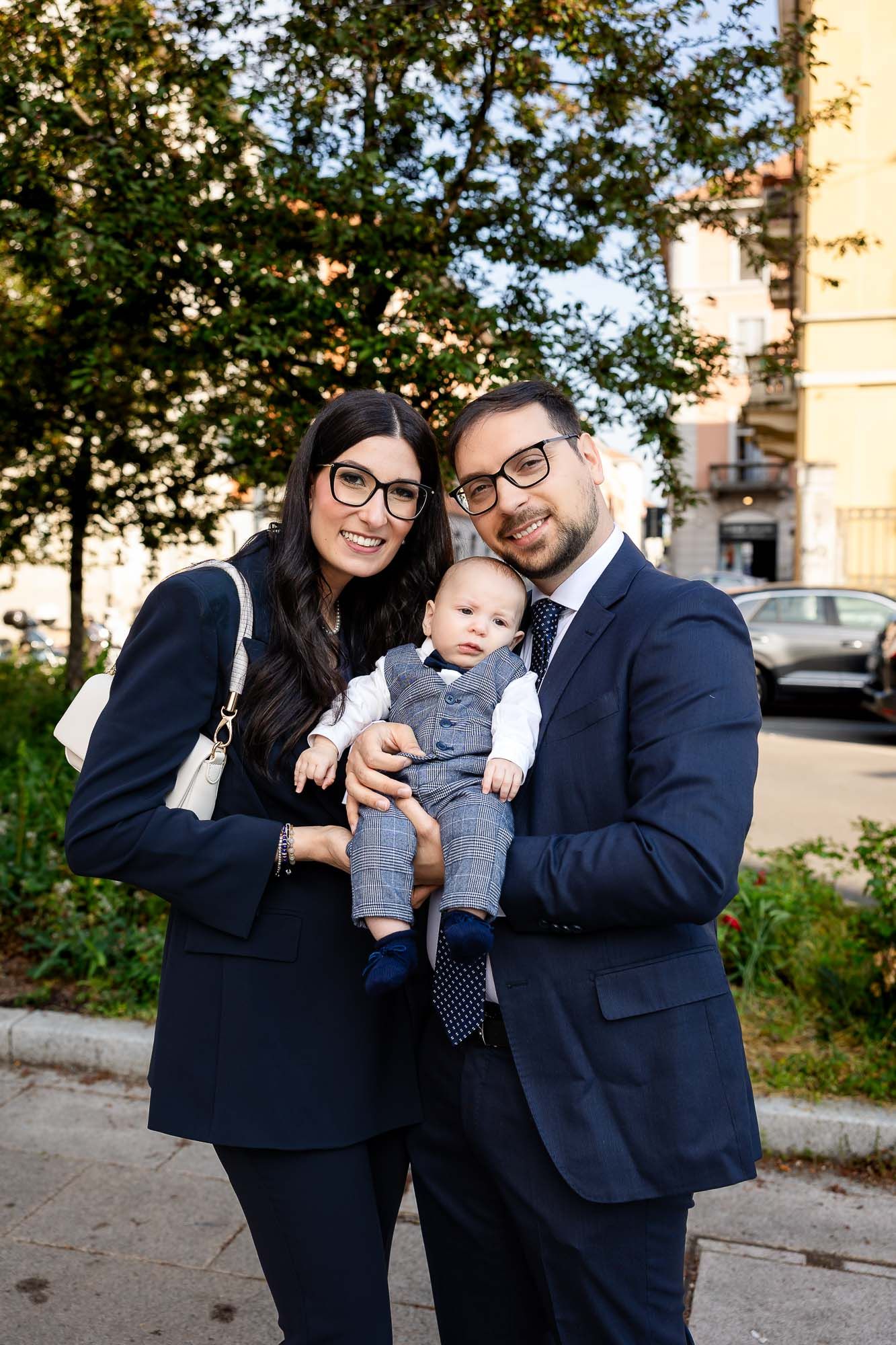 ritratto di famiglia durante il servizio fotografico di battesimo presso la parrocchia della sacra famiglia a Rogoredo, Milano