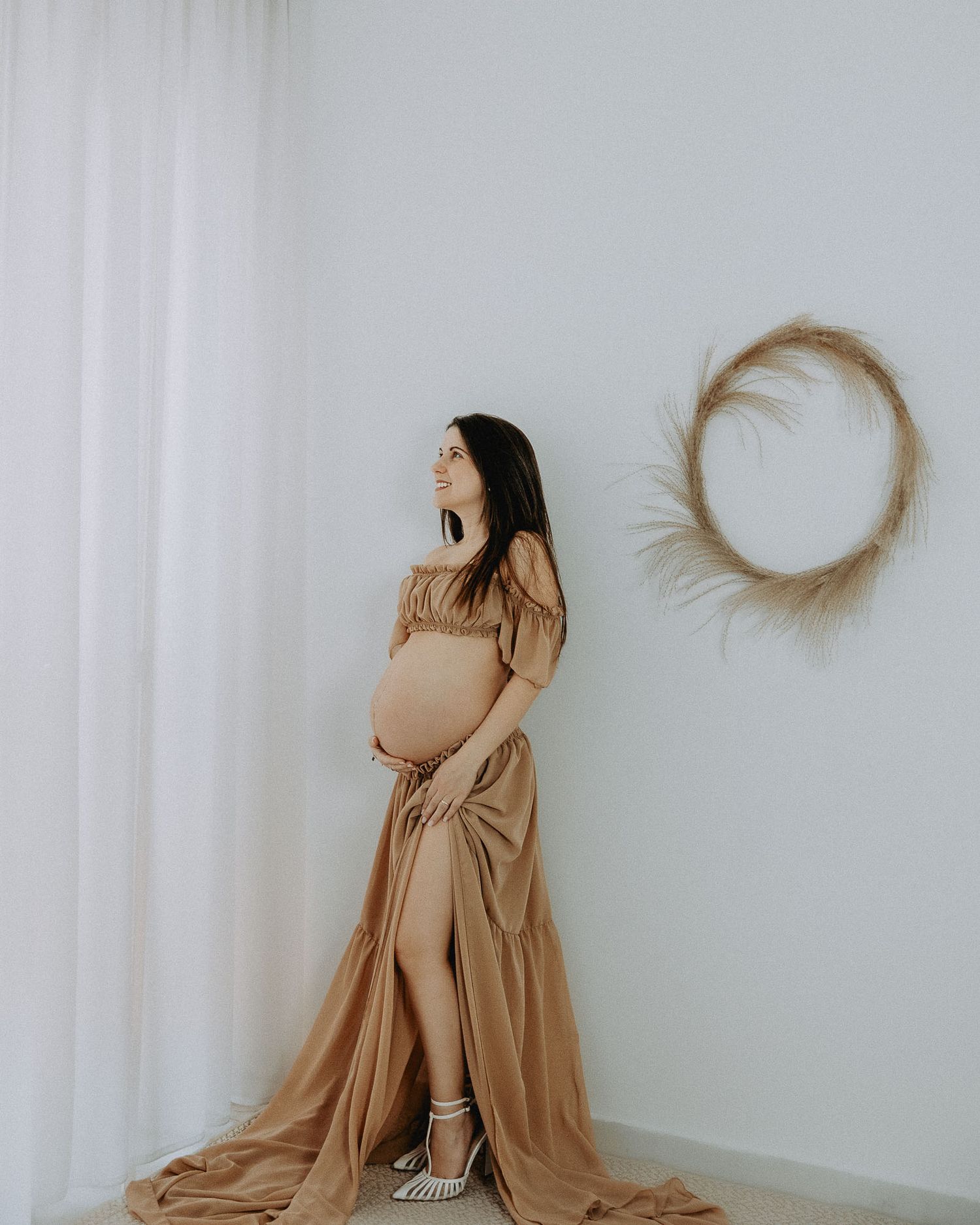 Ritratto di mamma in dolce attesa durante servizio maternity in studio fotografico a Milano